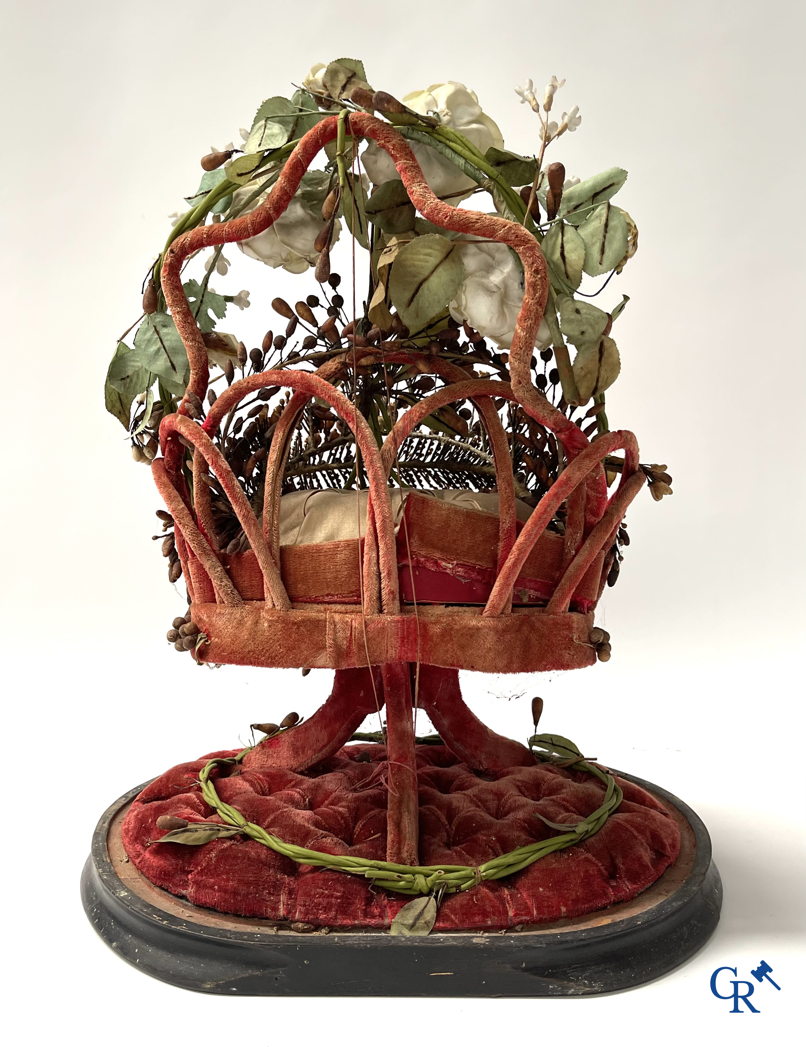 2 exceptional globes in glass with a wedding bouquet in basket shape, decorated with flowers in fine porcelain. Circa 1900.