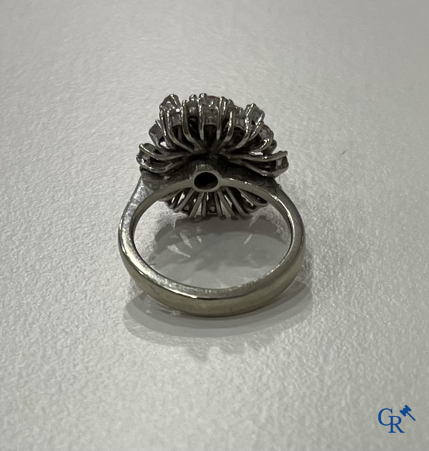 Jewellery, a ring in white gold 750°/00 set with a central brilliant and several small diamonds.