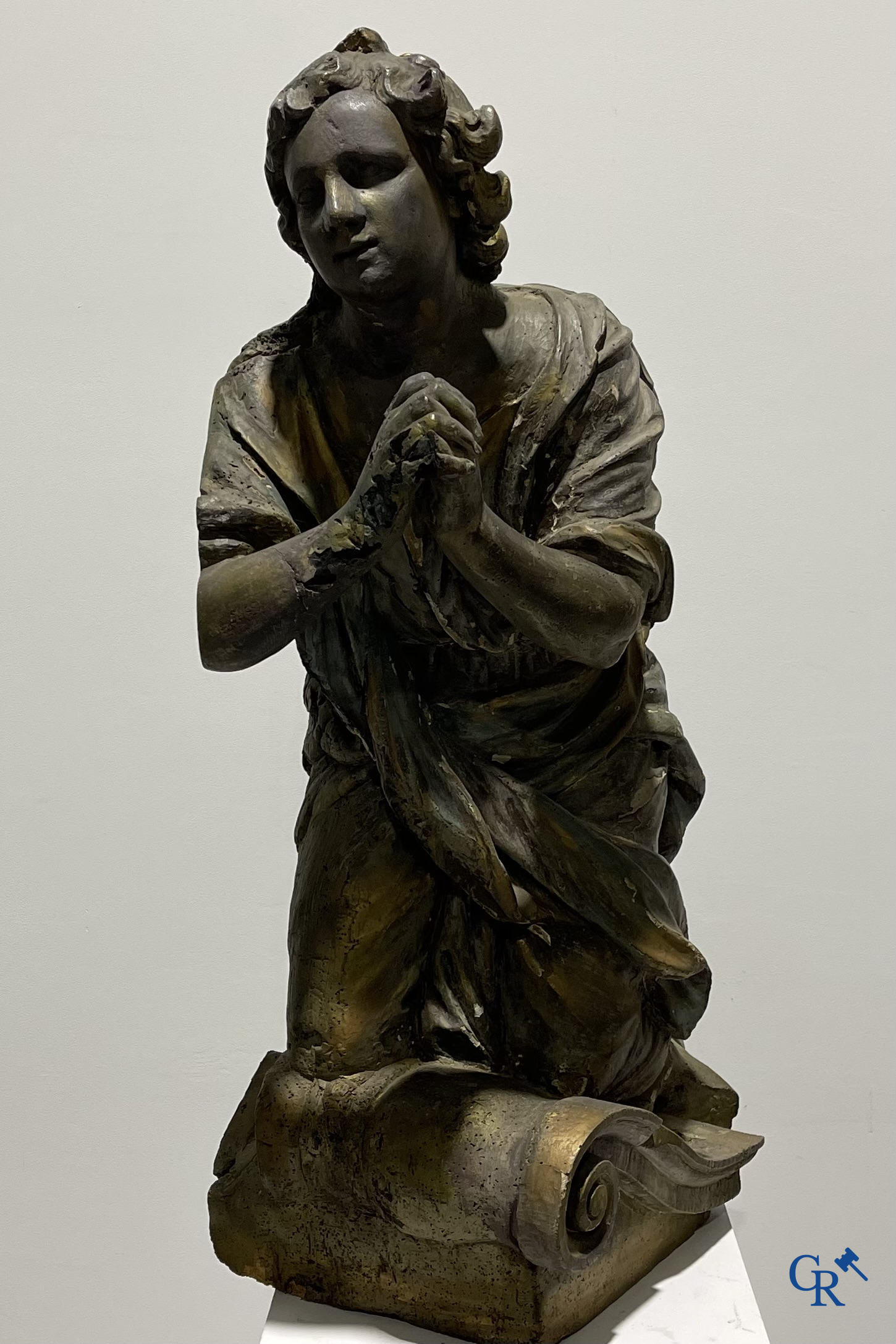 Objets religieux, un imposant ange agenouillé en bois. XVIIIe siècle.