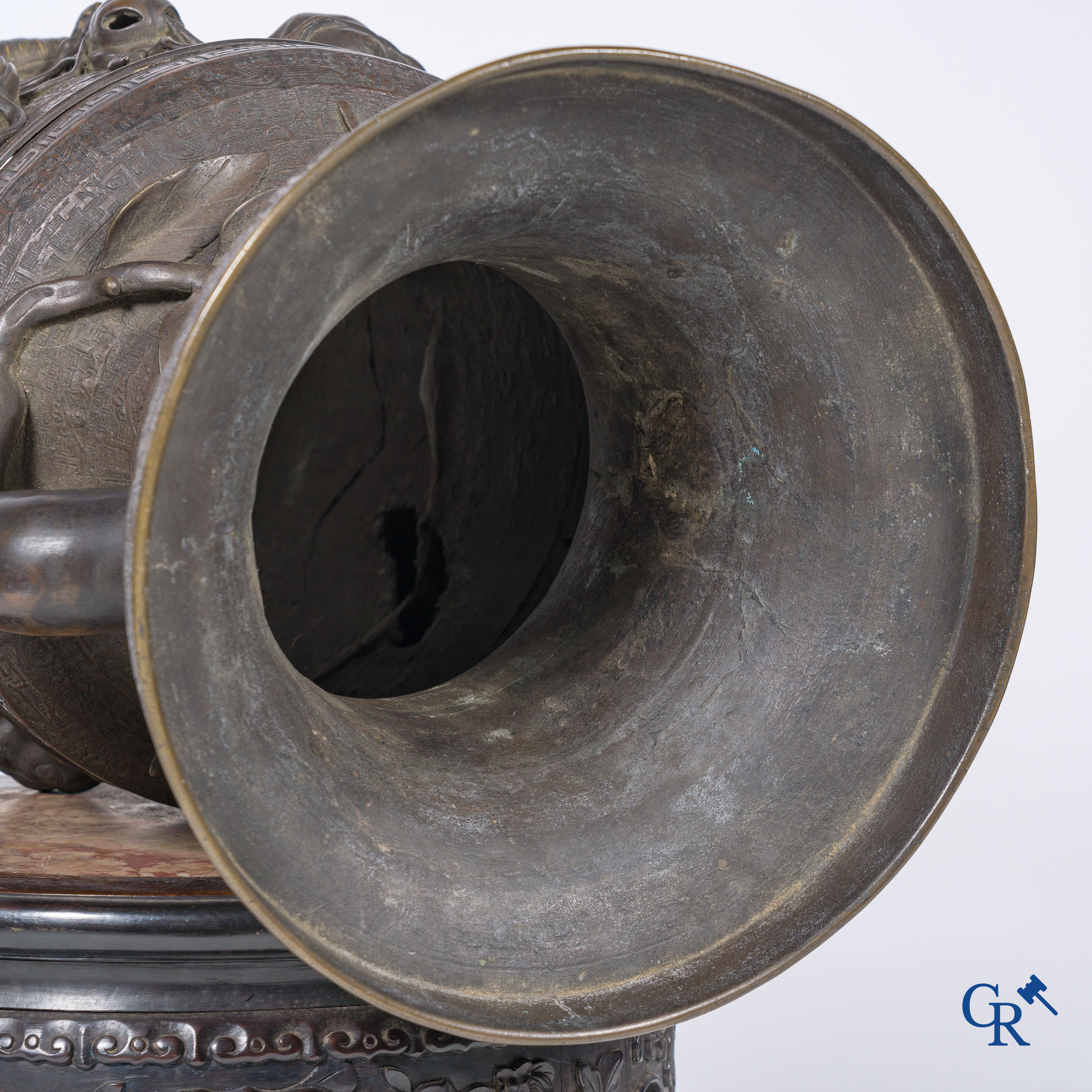 Aziatica, een imposante bronzen Chinese vaas op een sokkel in Chinees hardhout.