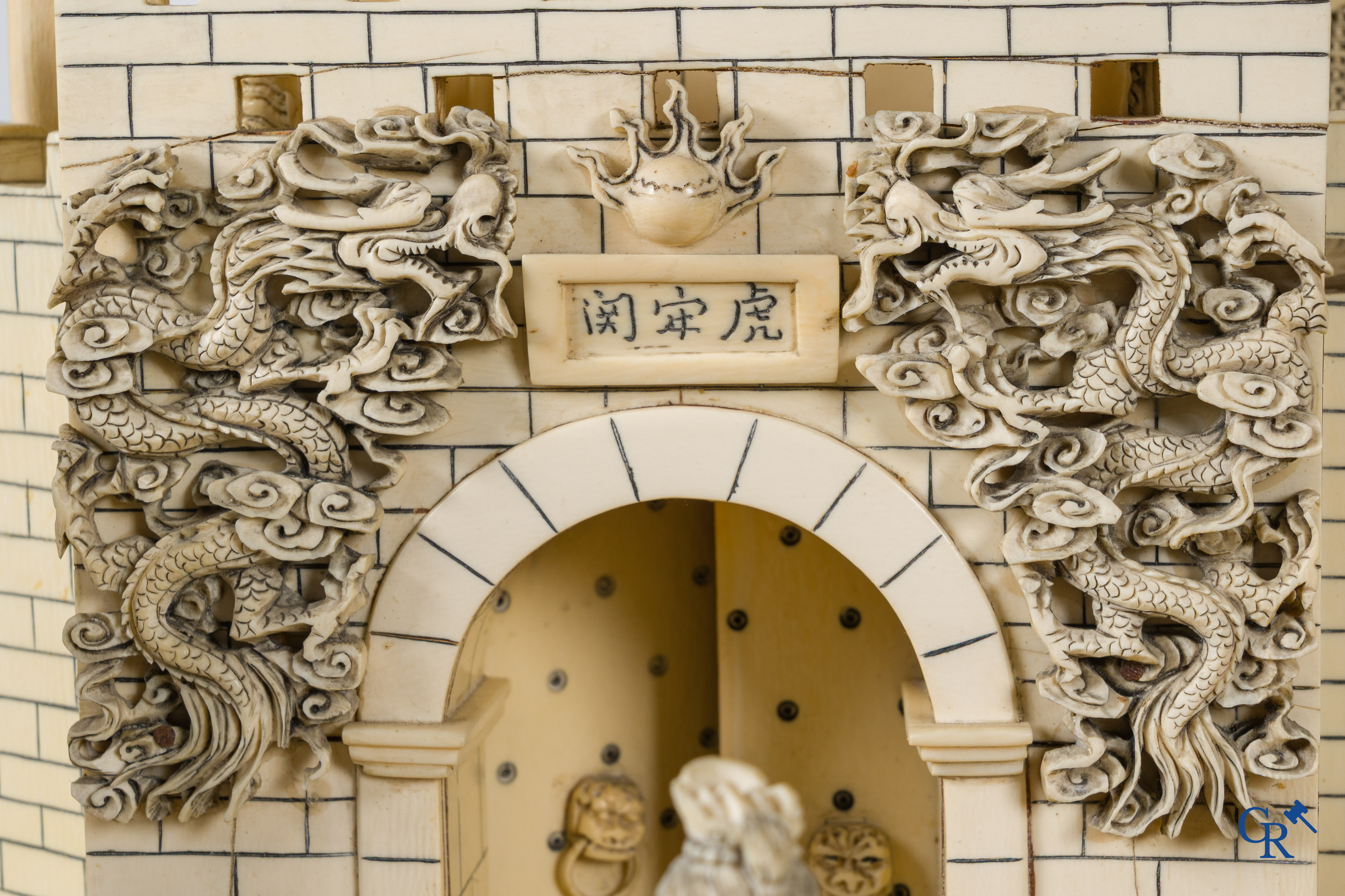 Aziatica, een grote Chinese groep in ivoor en hout. Late Qing-dynastie (1644-1912).