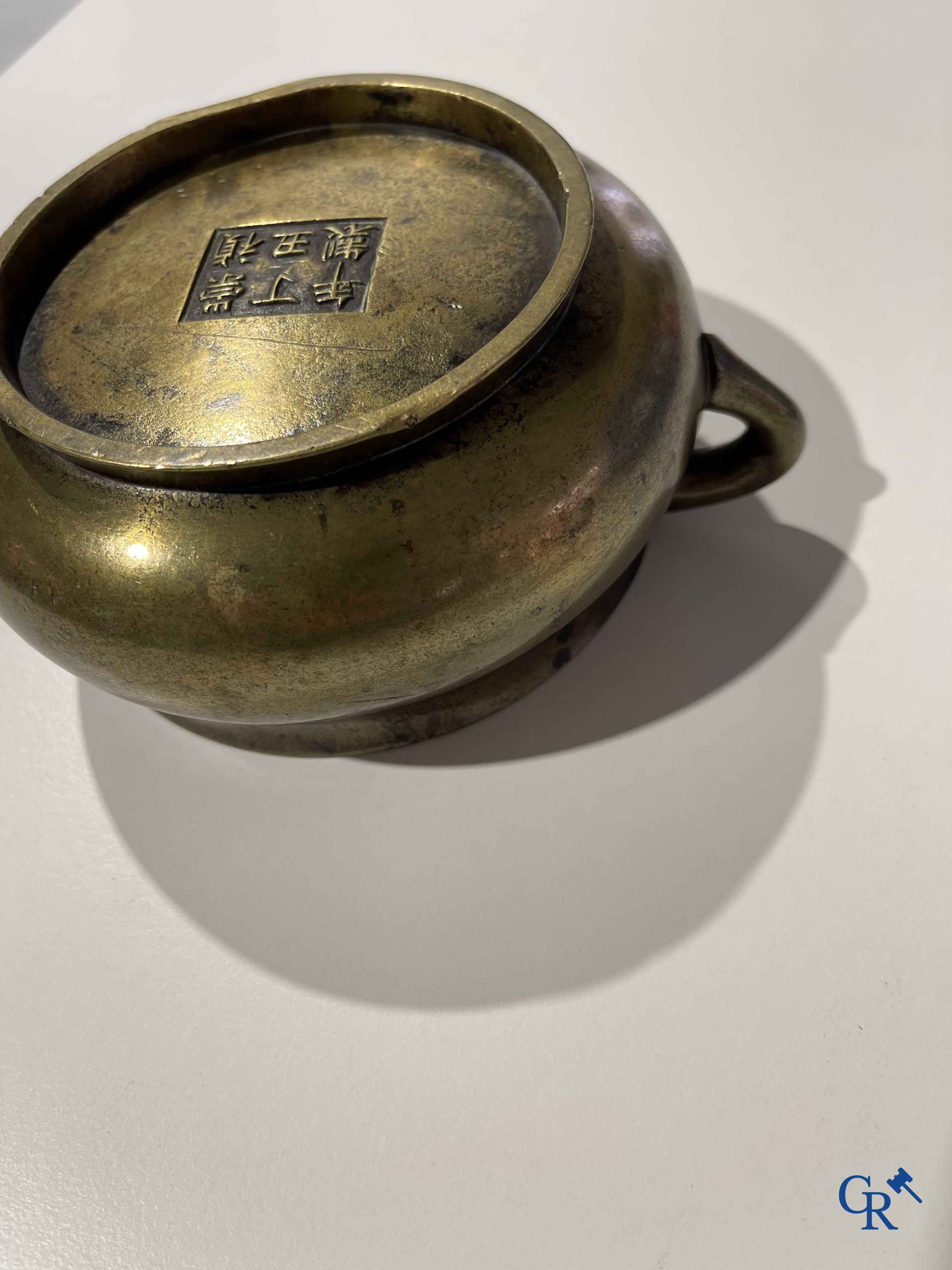 Aziatica, een Chinese bronzen wierookbrander. Chóngzhēn Dīngchǒu nián zhì 崇禎丁丑年製 mark, gedateerd 1637.