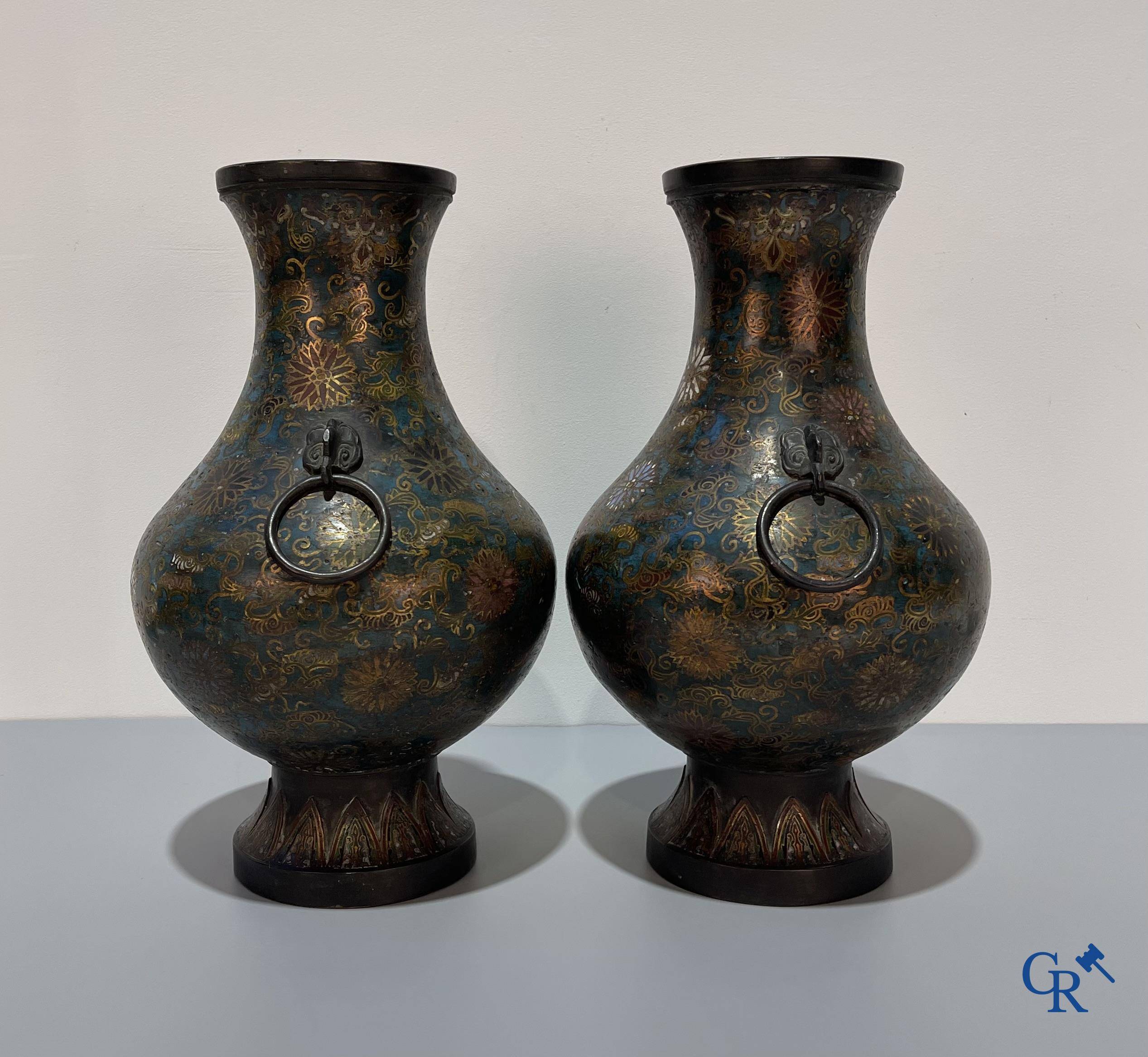 Art Asiatique, une paire de vases chinois en cloisonné. Marqué.