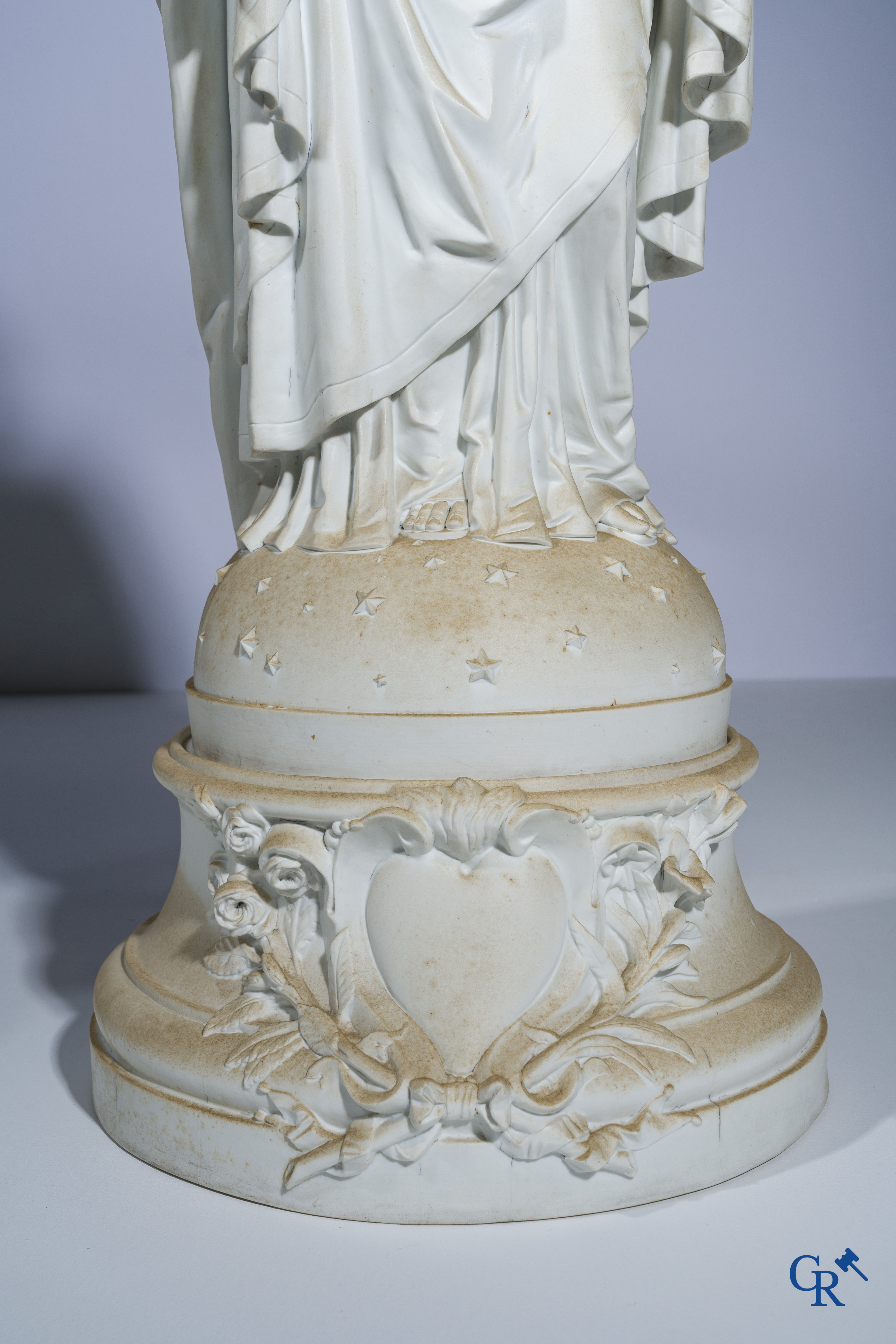 Religieuze objecten, een paar imposante beelden in witte biscuit op een losse sokkel. 19e eeuw.