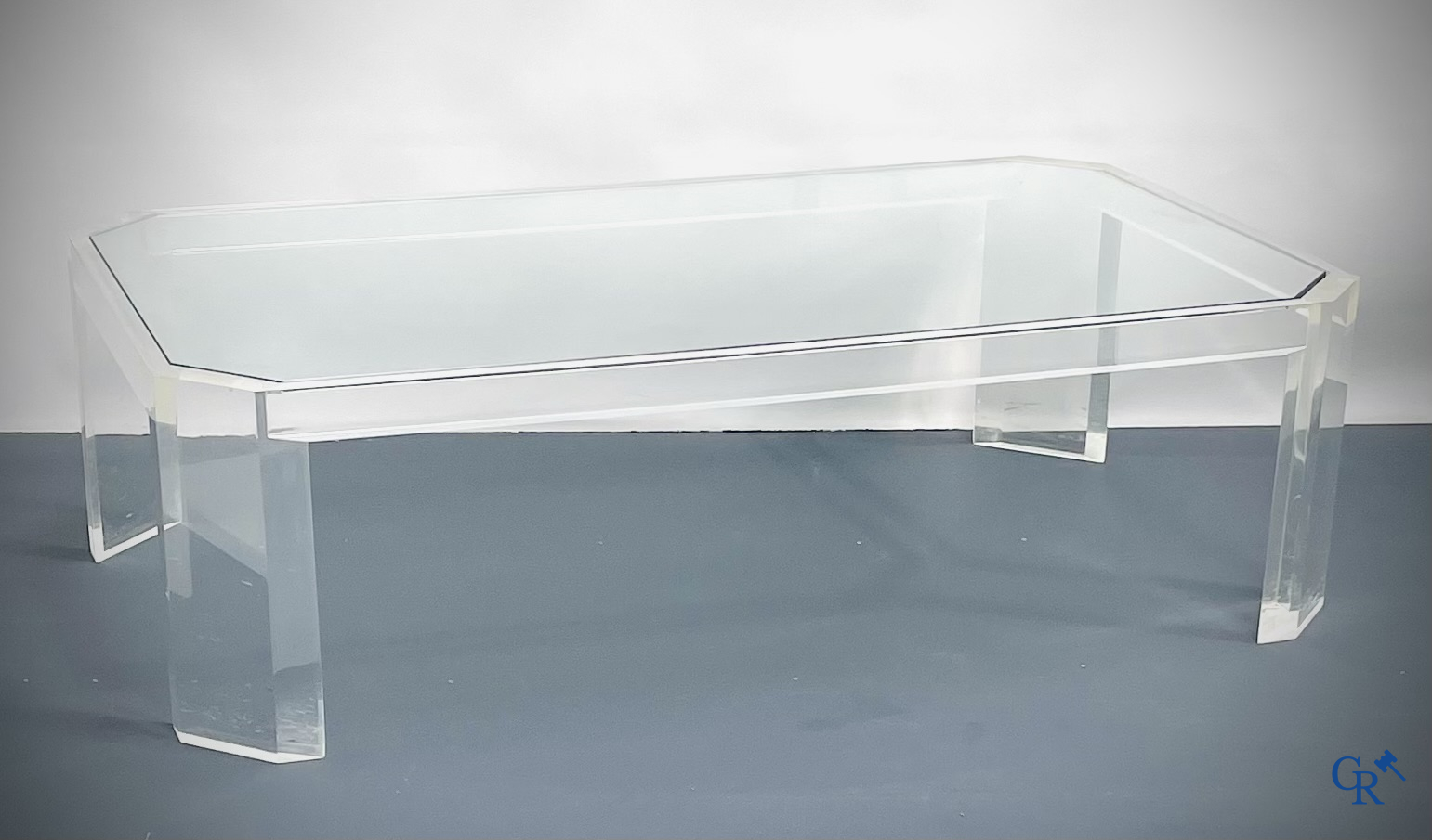 A coffee table in plexiglass with a glass tablet. Around 1980.