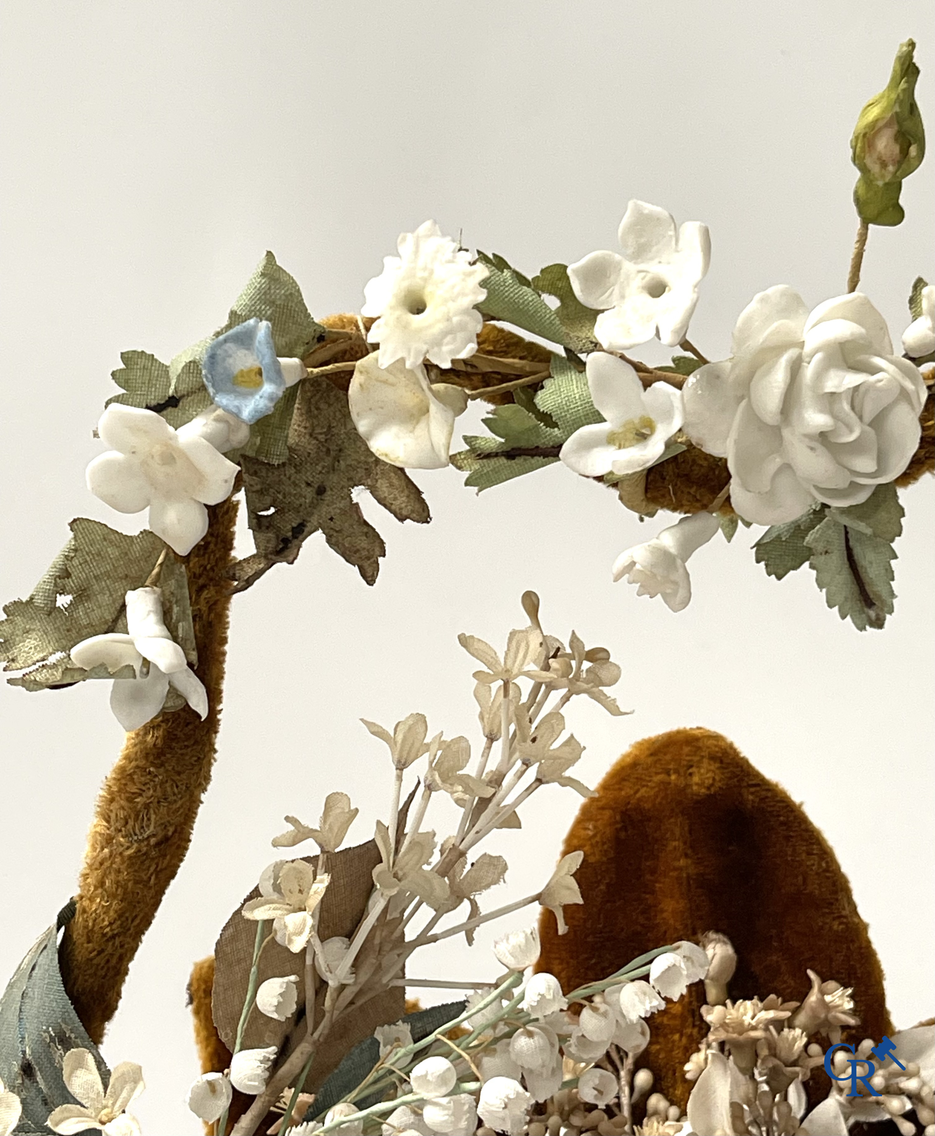 2 exceptional globes in glass with a wedding bouquet in basket shape, decorated with flowers in fine porcelain. Circa 1900.