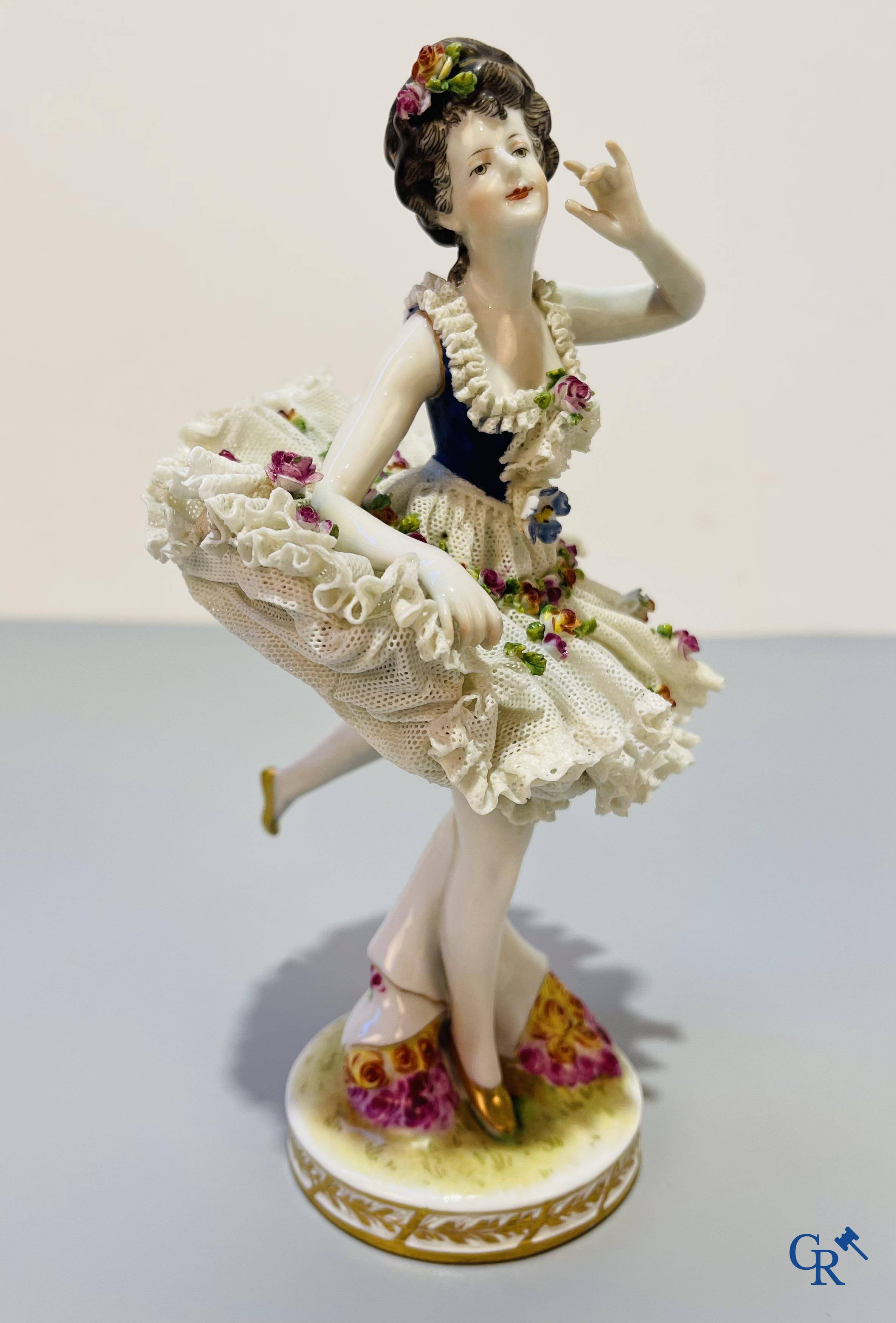 Porcelaine européenne, Ludwigsburg, danseuse en porcelaine en dentelle "lace porcelain" allemande finement décorée.