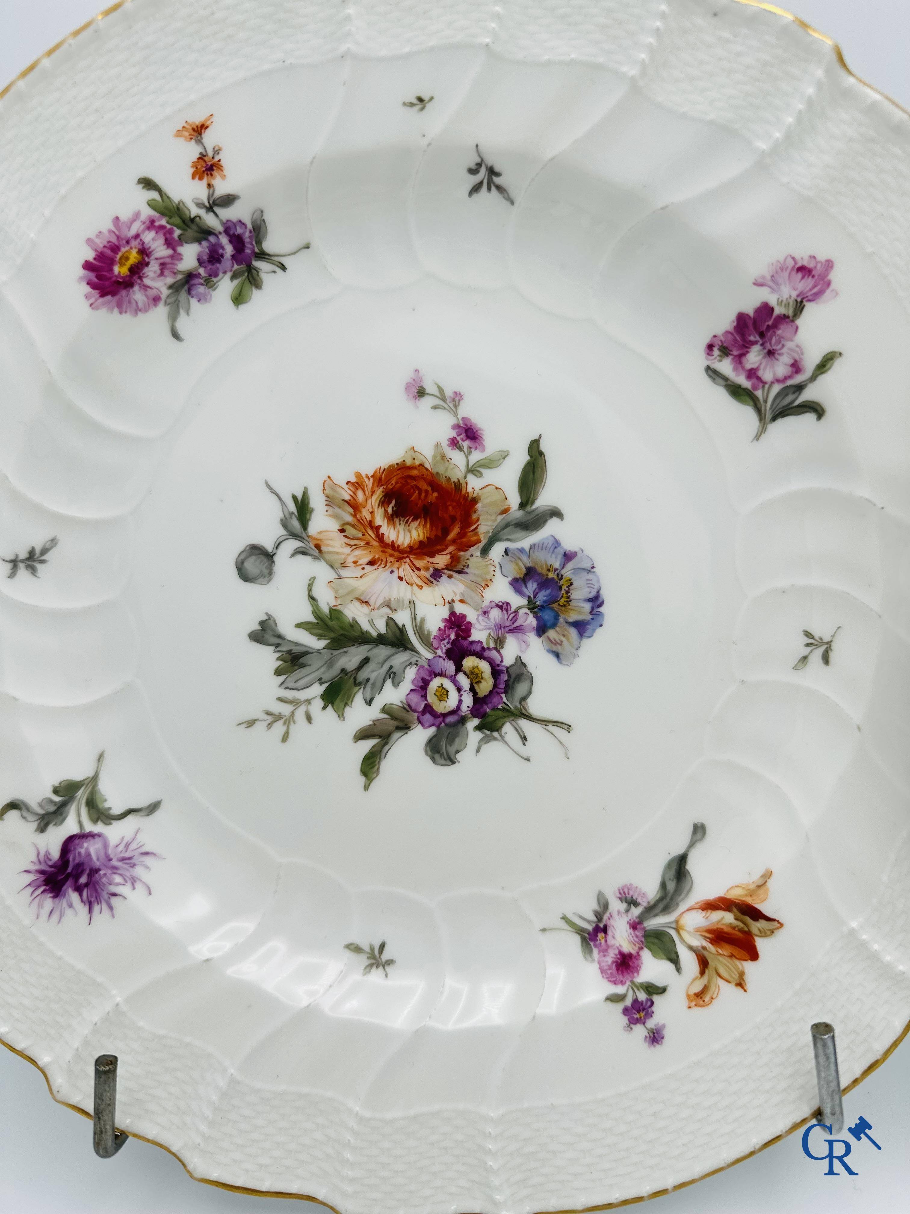 KPM: Manufacture Royale de Porcelaine de Berlin. Paire d'assiettes en porcelaine finement peinte.