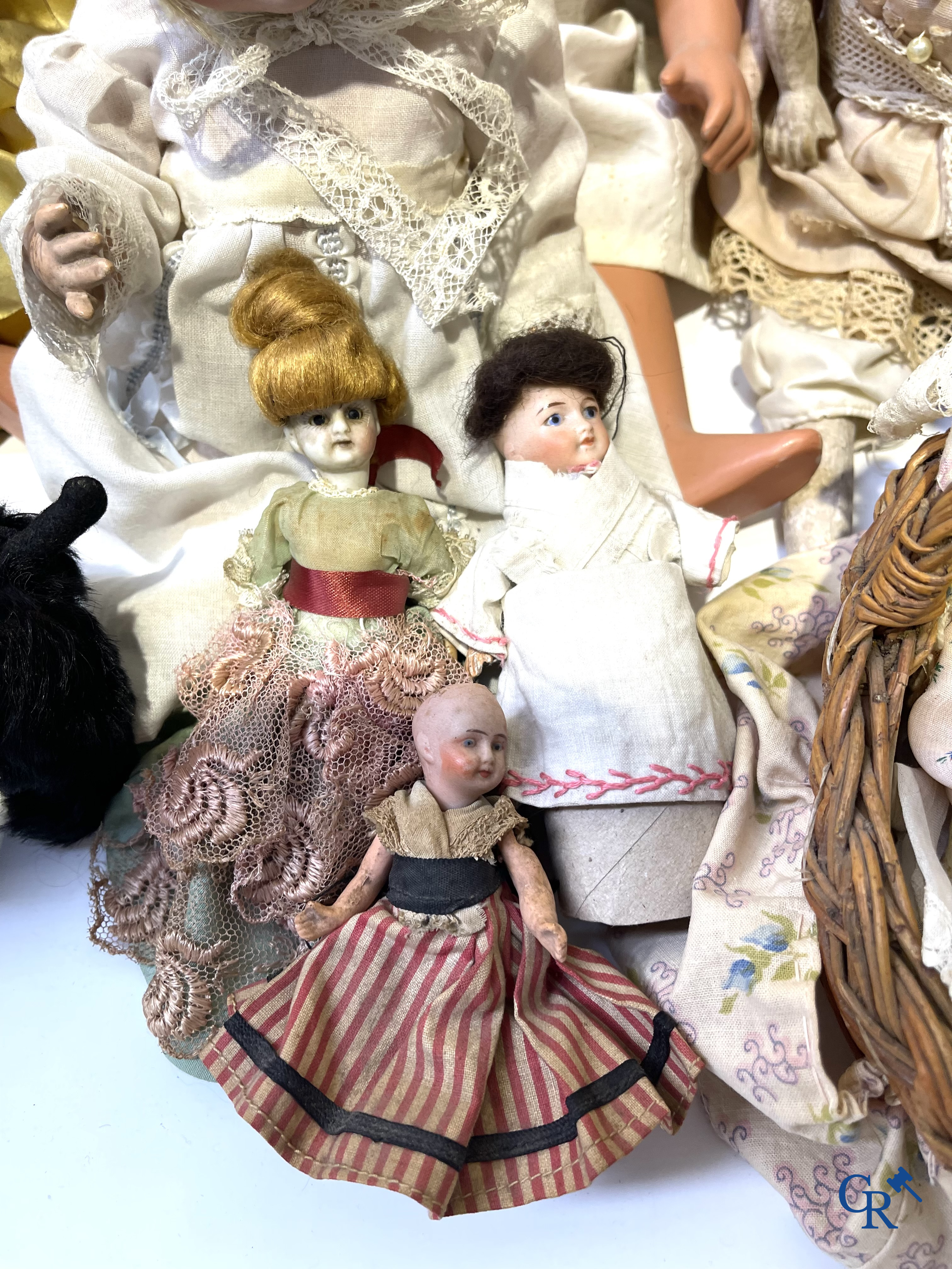 Old toys, a big lot with different antique dolls and collectibles.
