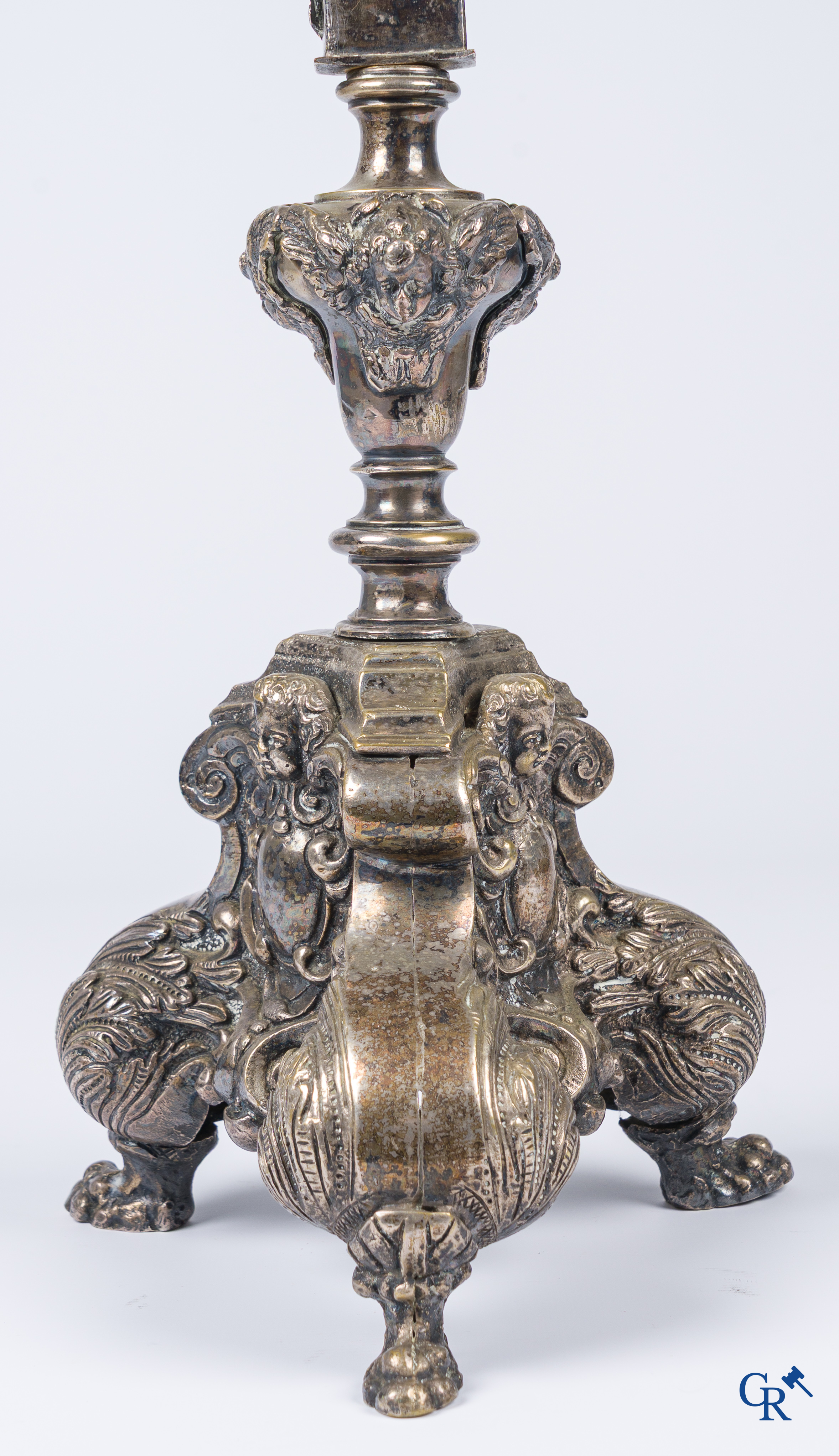 Religieuze objecten. Een groot verzilverd bronzen kruisbeeld. Barok, 17e-18e eeuw.