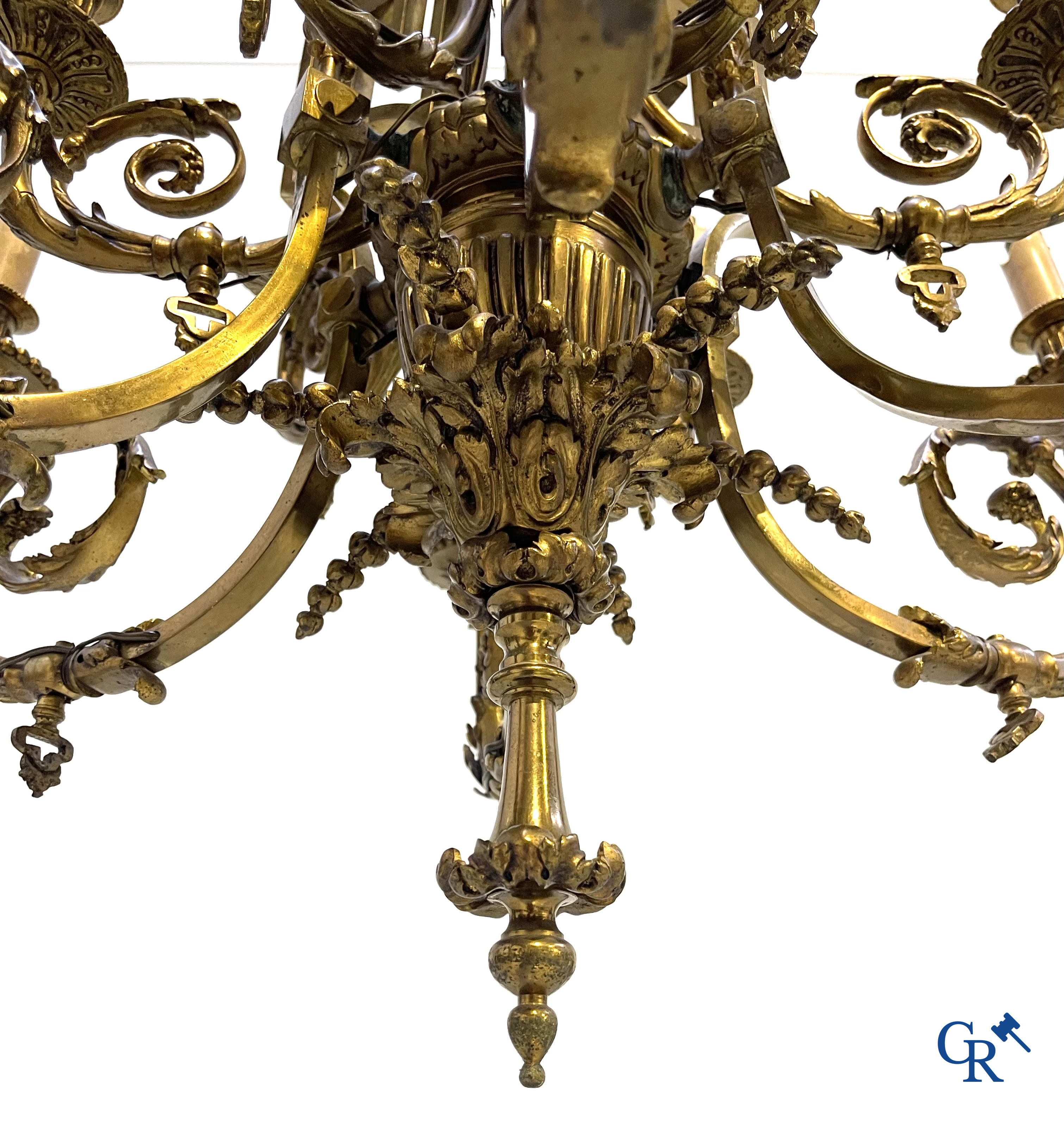 A lot of an imposing chandelier with 12 light points, a lamp belge with bronze frame and a fireplace piece.