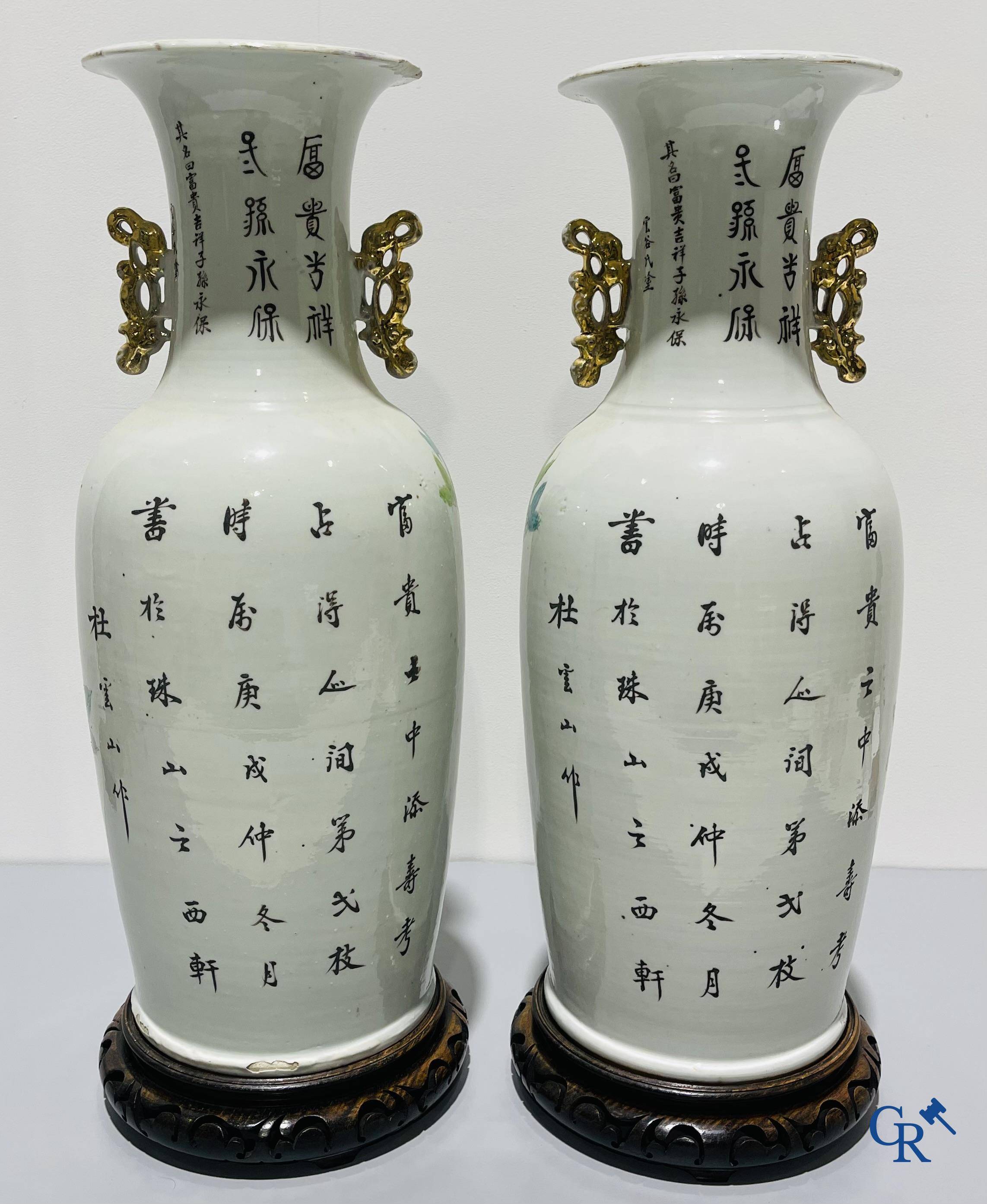 Art Asiatique, porcelaine chinoise. Une paire de vases chinois avec calligraphie.