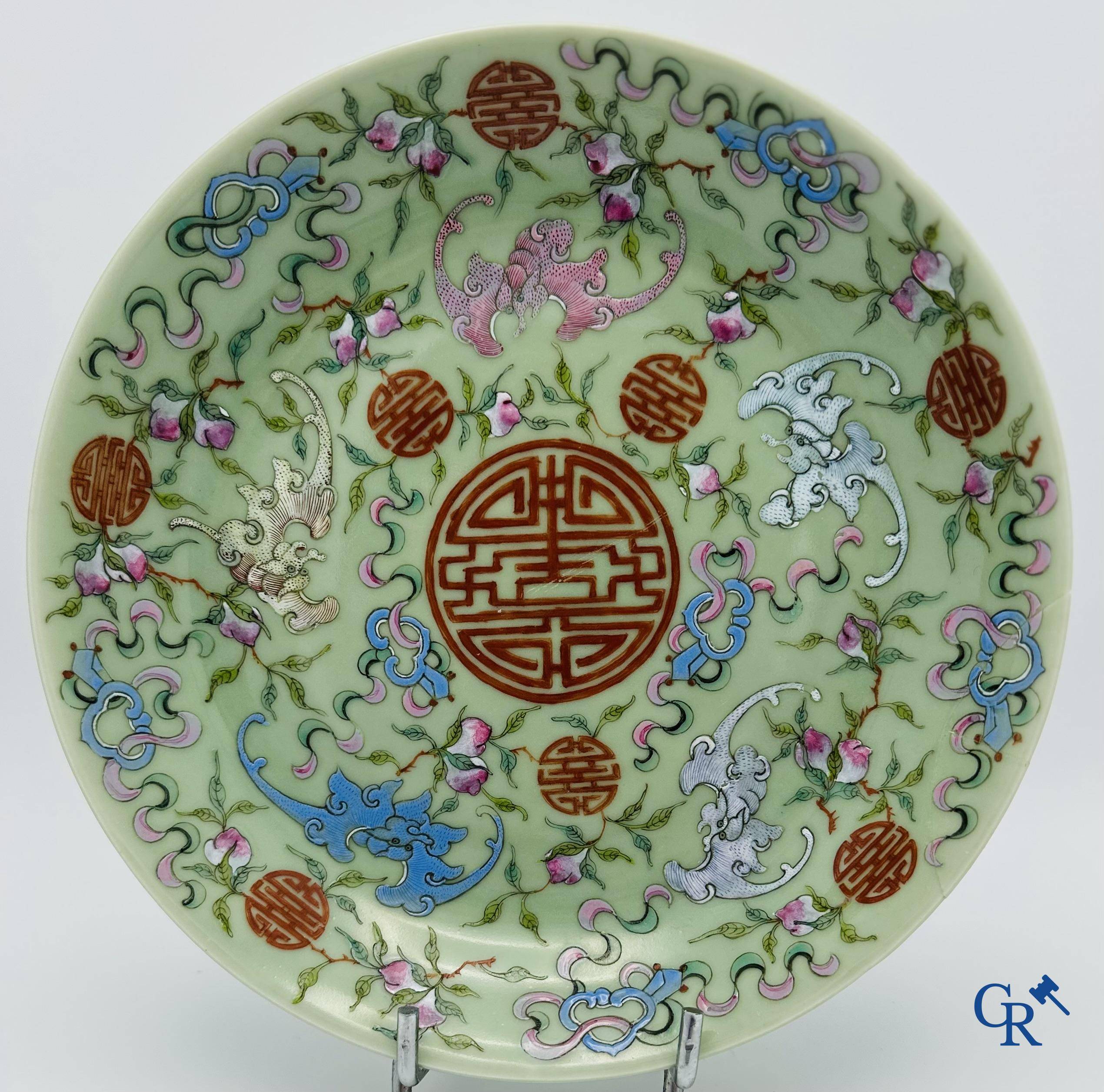 Een fijne Chinese porselein celadon schotel met een decor van "Shou."