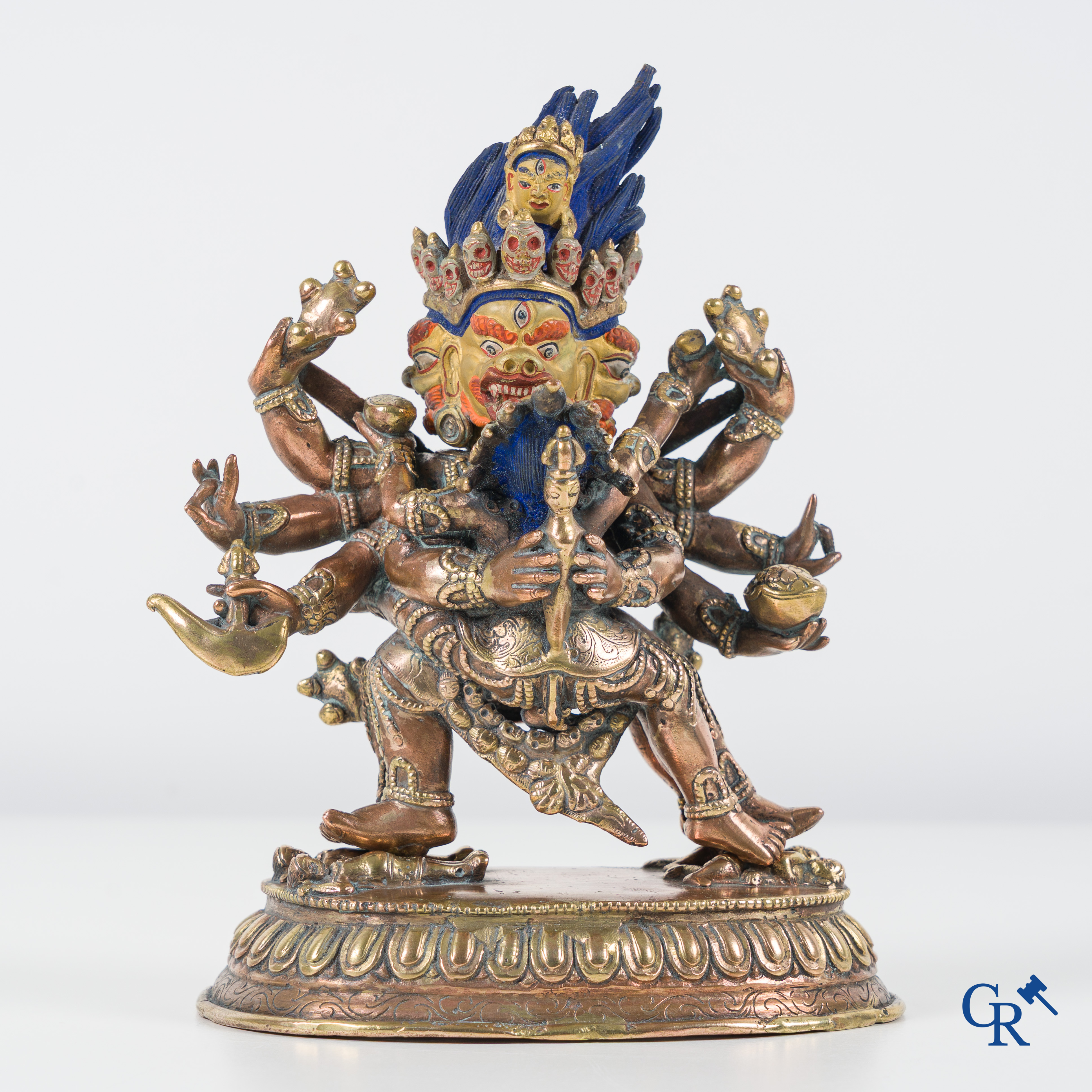 Aziatica, Een Sino-Tibetaanse verguld bronzen figuur van Mahakala. 19e-20ste eeuw.