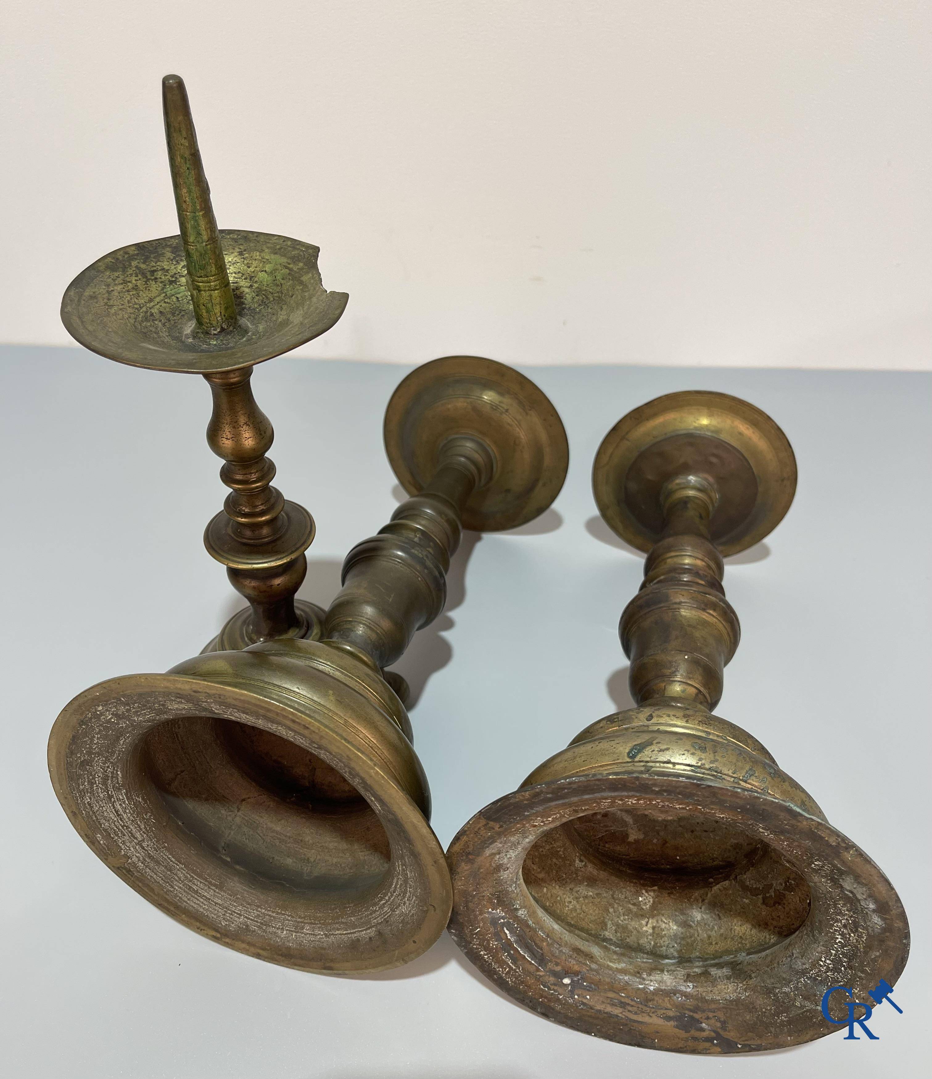 Un lot avec plusieurs chandeliers en bronze. 17ème/18ème/19ème siècle.