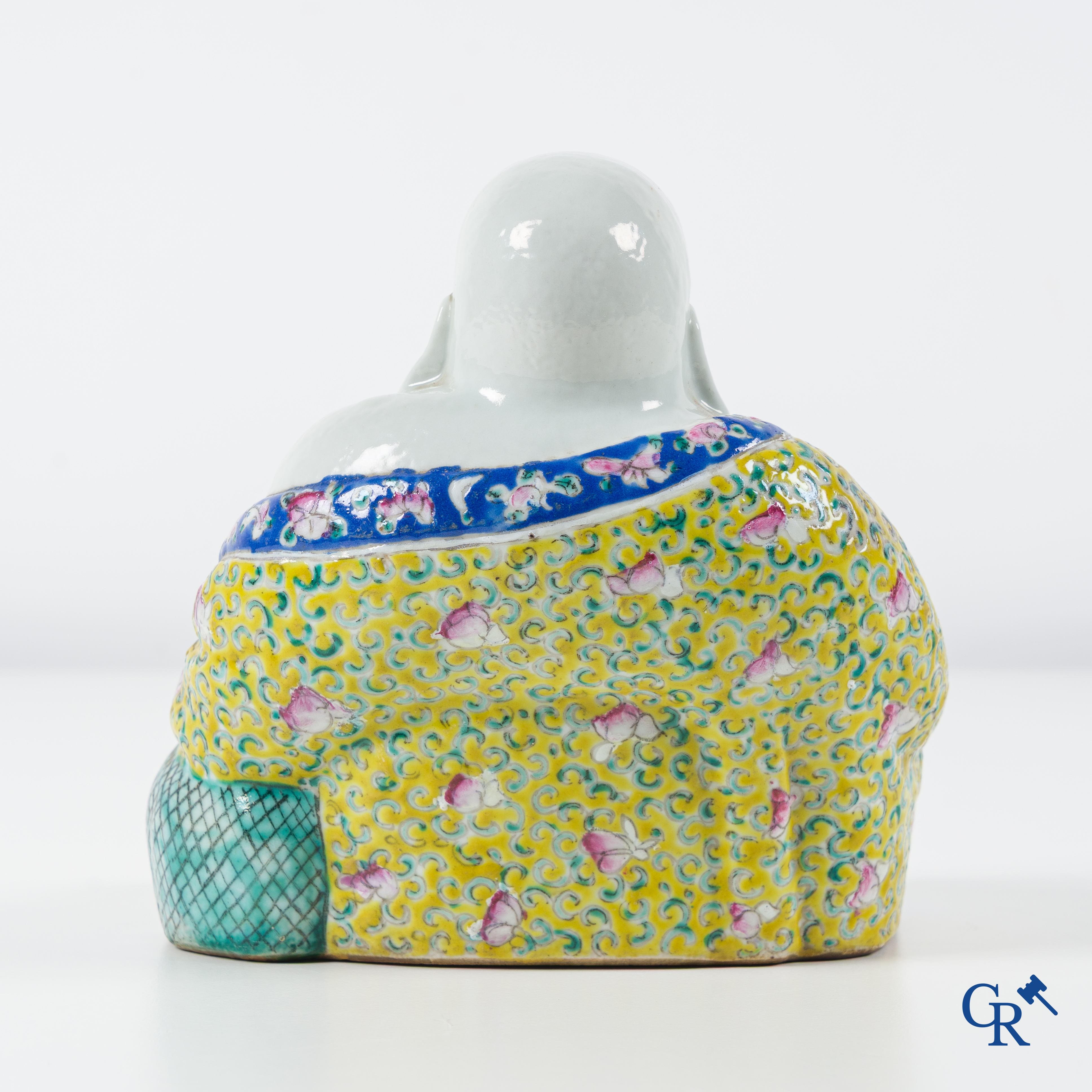 Chinees porselein, een Chinese famille rose figuur van Boeddha, met zegelmerk. 19e eeuw.