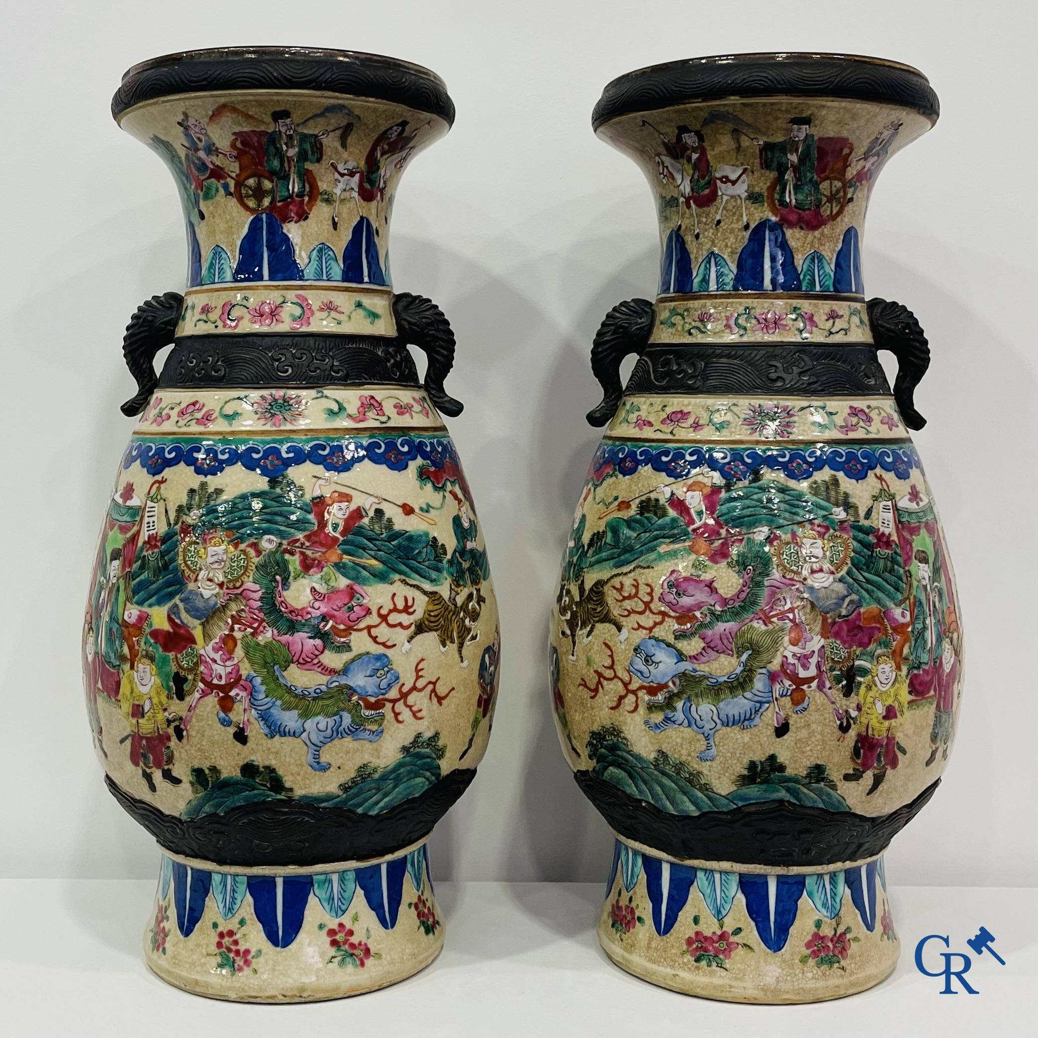 Art Asiatique : Une paire de vases Nanking Chinois décor famille rose.