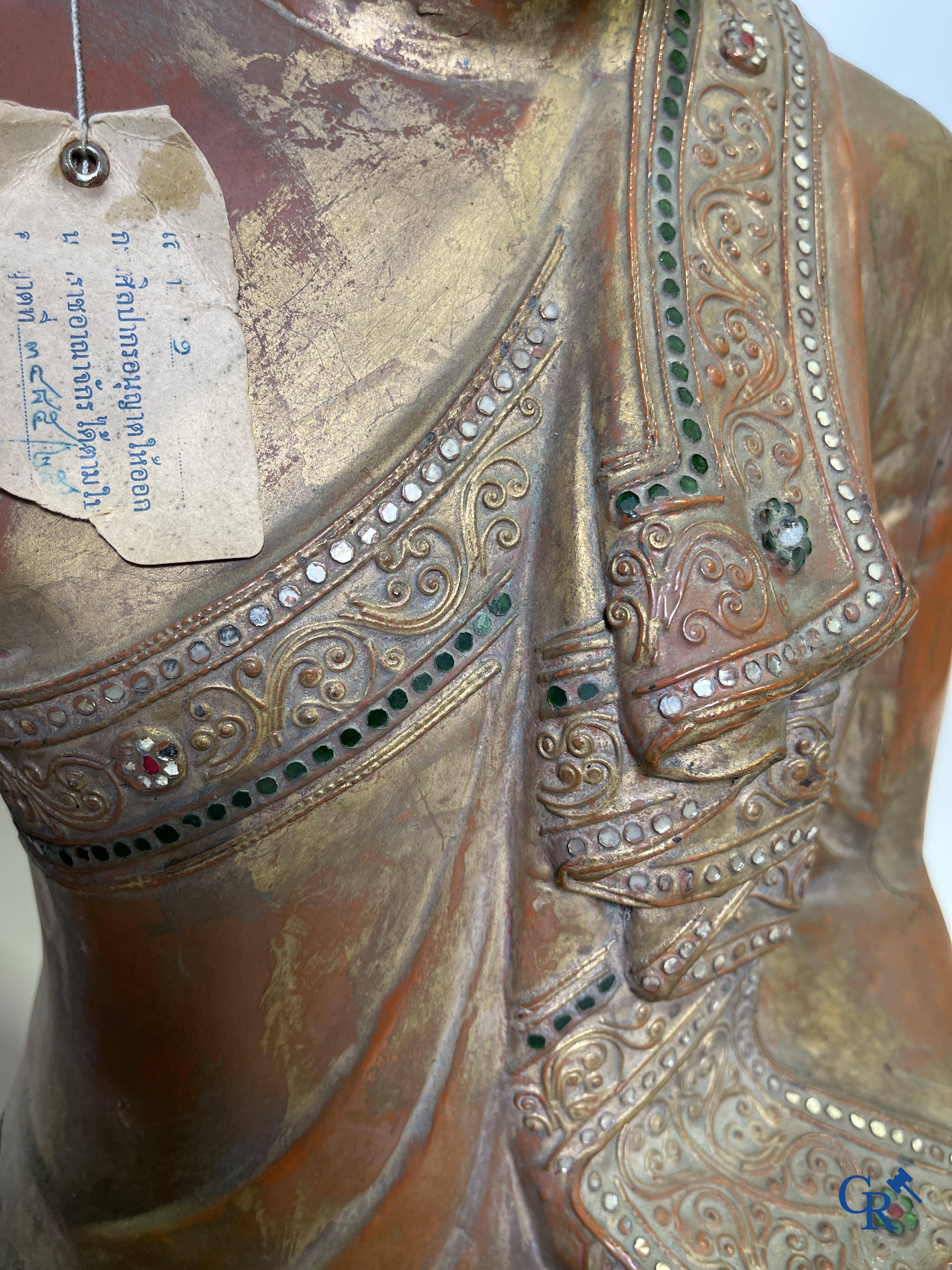 Imposing wooden lacquered Bouddha. Burma, 19th century.