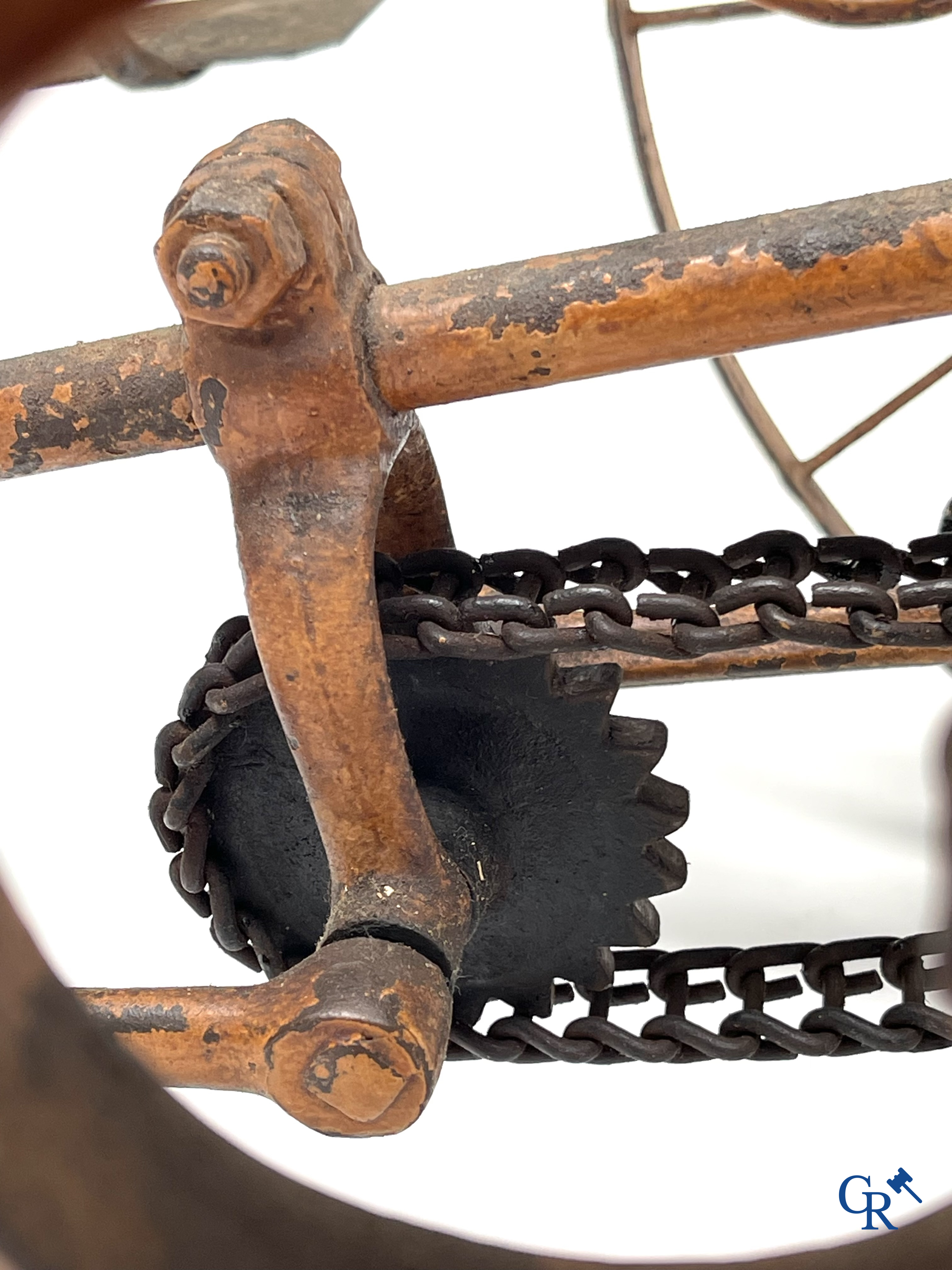 Zeldzame mechanische kinderkar in gevlochten riet en beschilderd metaal ontworpen door Peugeot. Circa 1900.