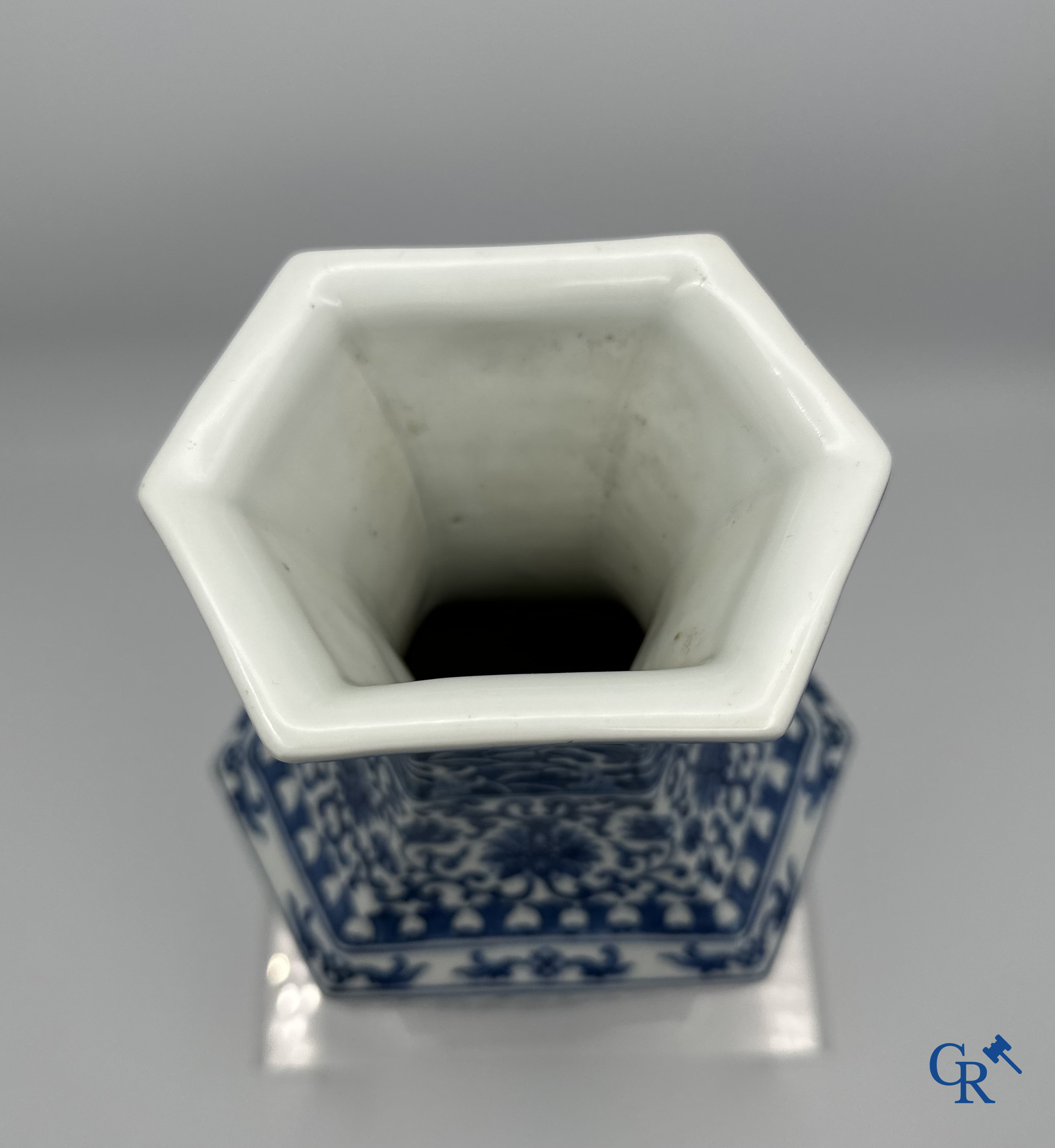 Porcelaine chinoise: vase chinois bleu et blanc à décor floral.