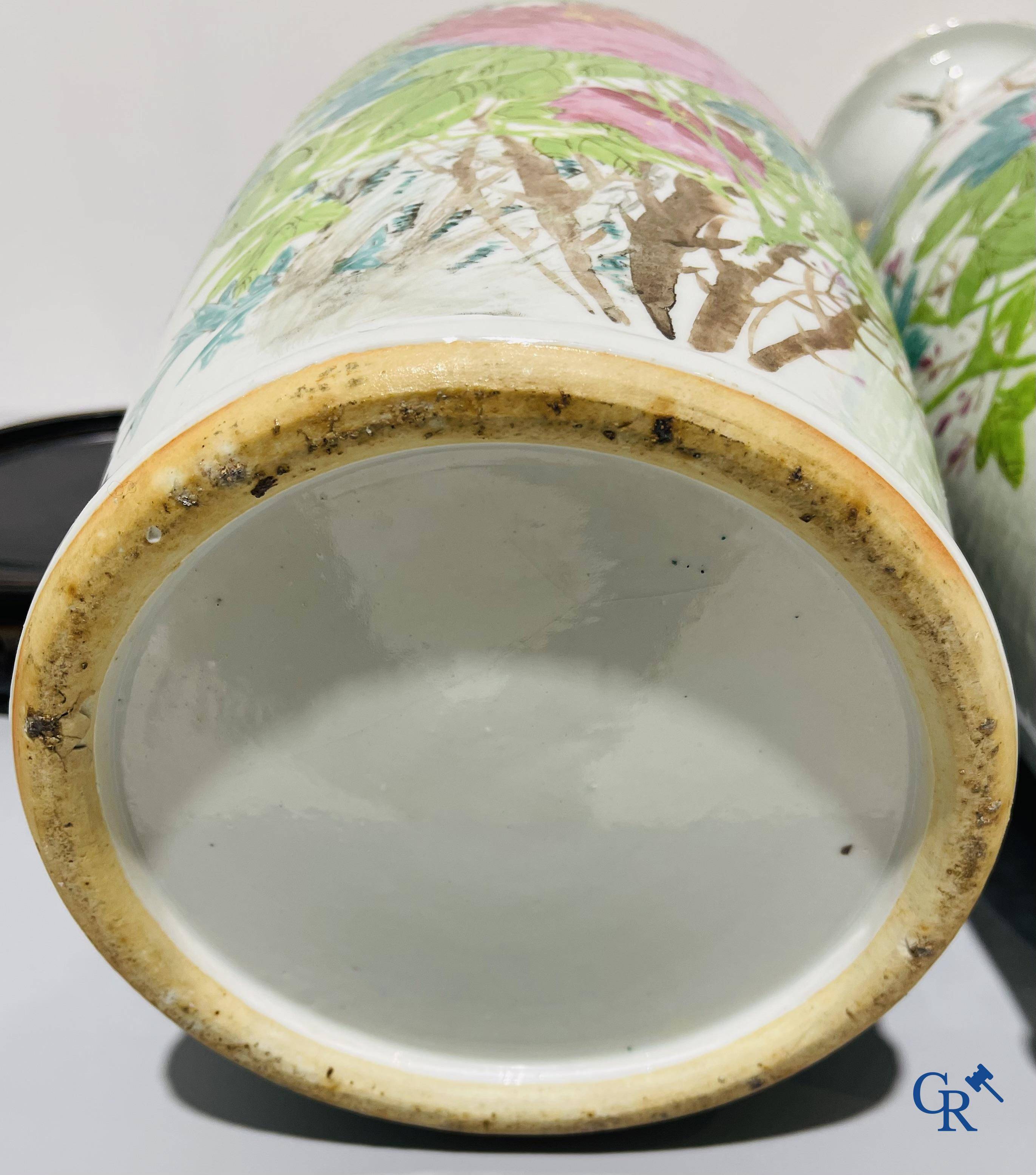 Art Asiatique, porcelaine chinoise. Une paire de vases chinois avec calligraphie.