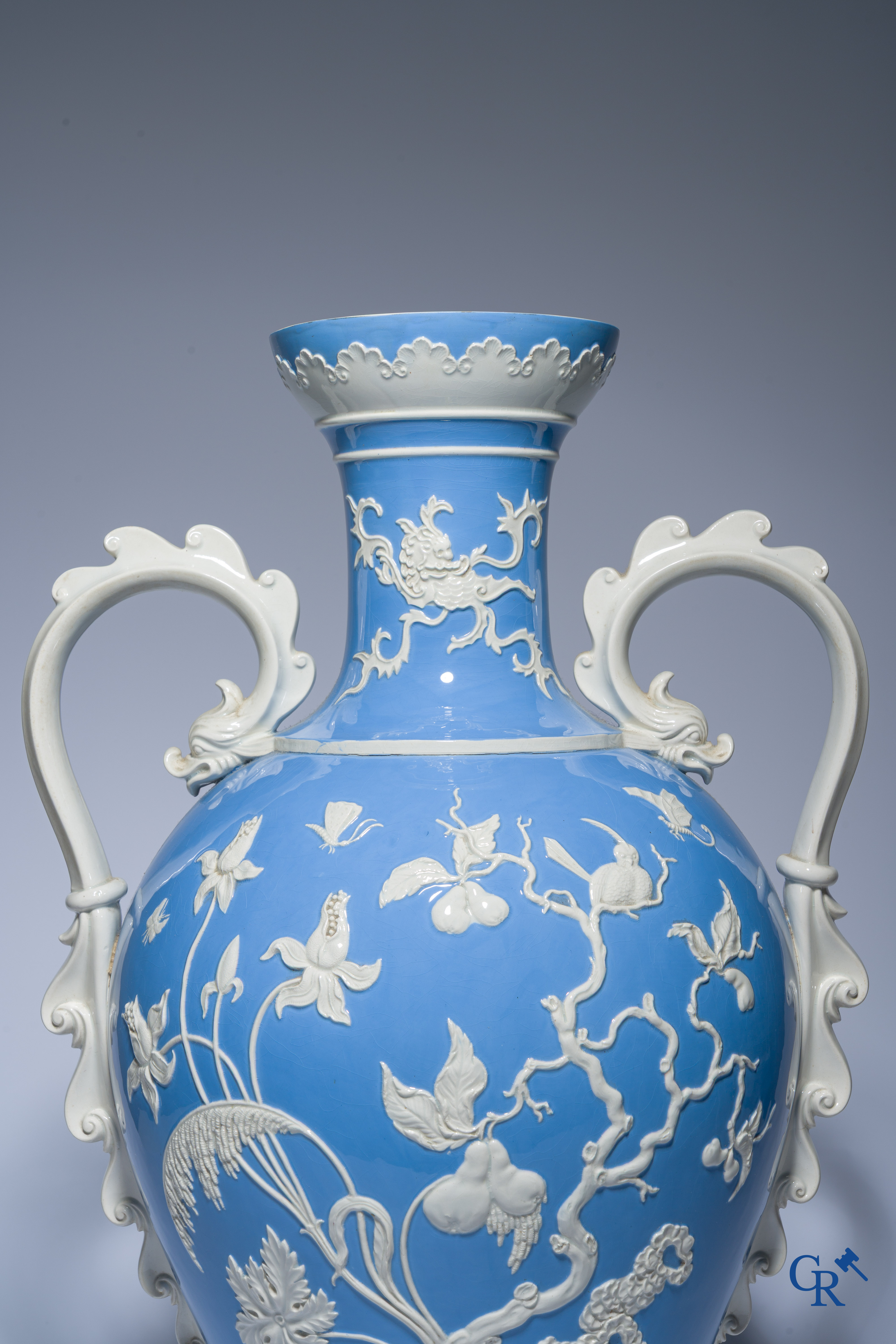 Exceptional and imposing vase in faience with an Asian decor. In the style of Wedgwood or Mintons. 19th century.