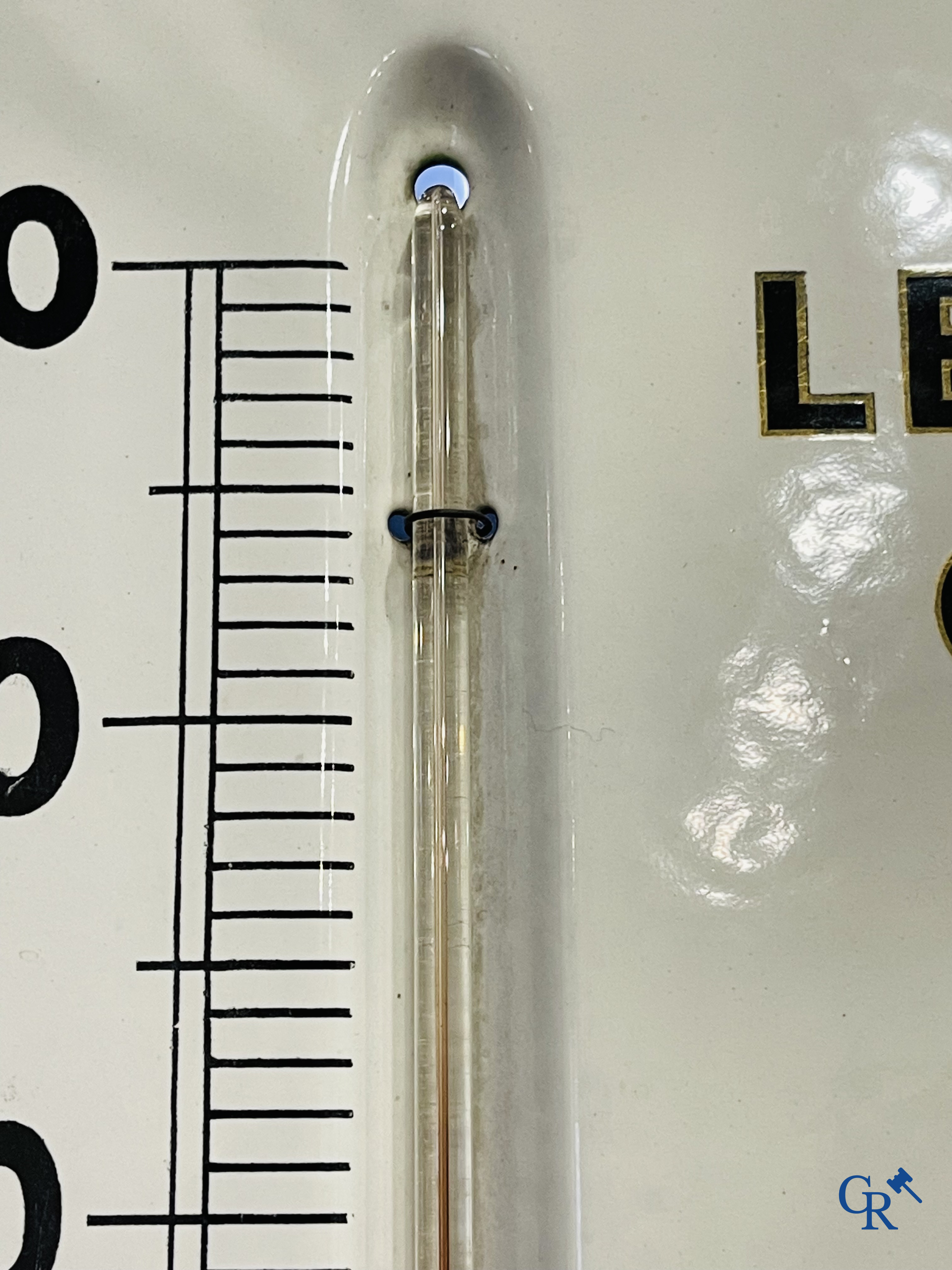 Chocolat Pupier, plaque émaillée illustré du personnage de Jean D'Ylen, vers 1930.