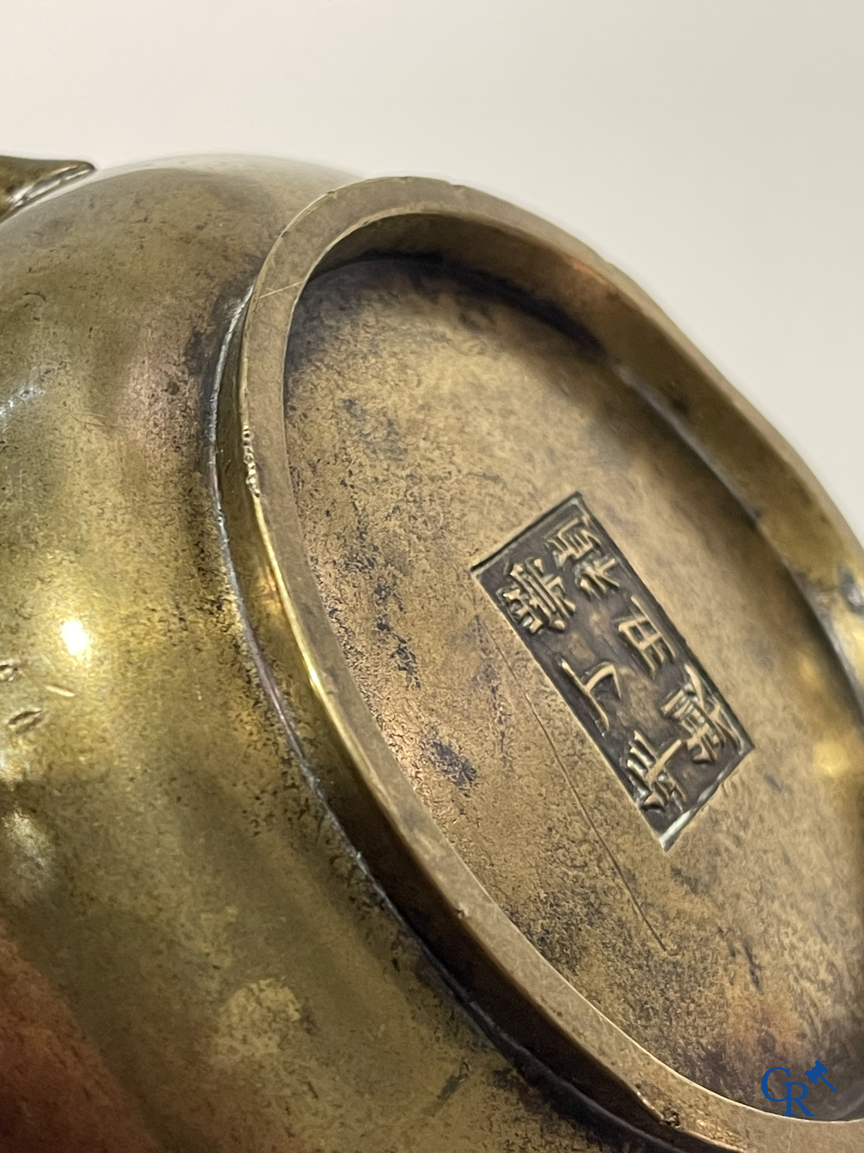 Aziatica, een Chinese bronzen wierookbrander. Chóngzhēn Dīngchǒu nián zhì 崇禎丁丑年製 mark, gedateerd 1637.