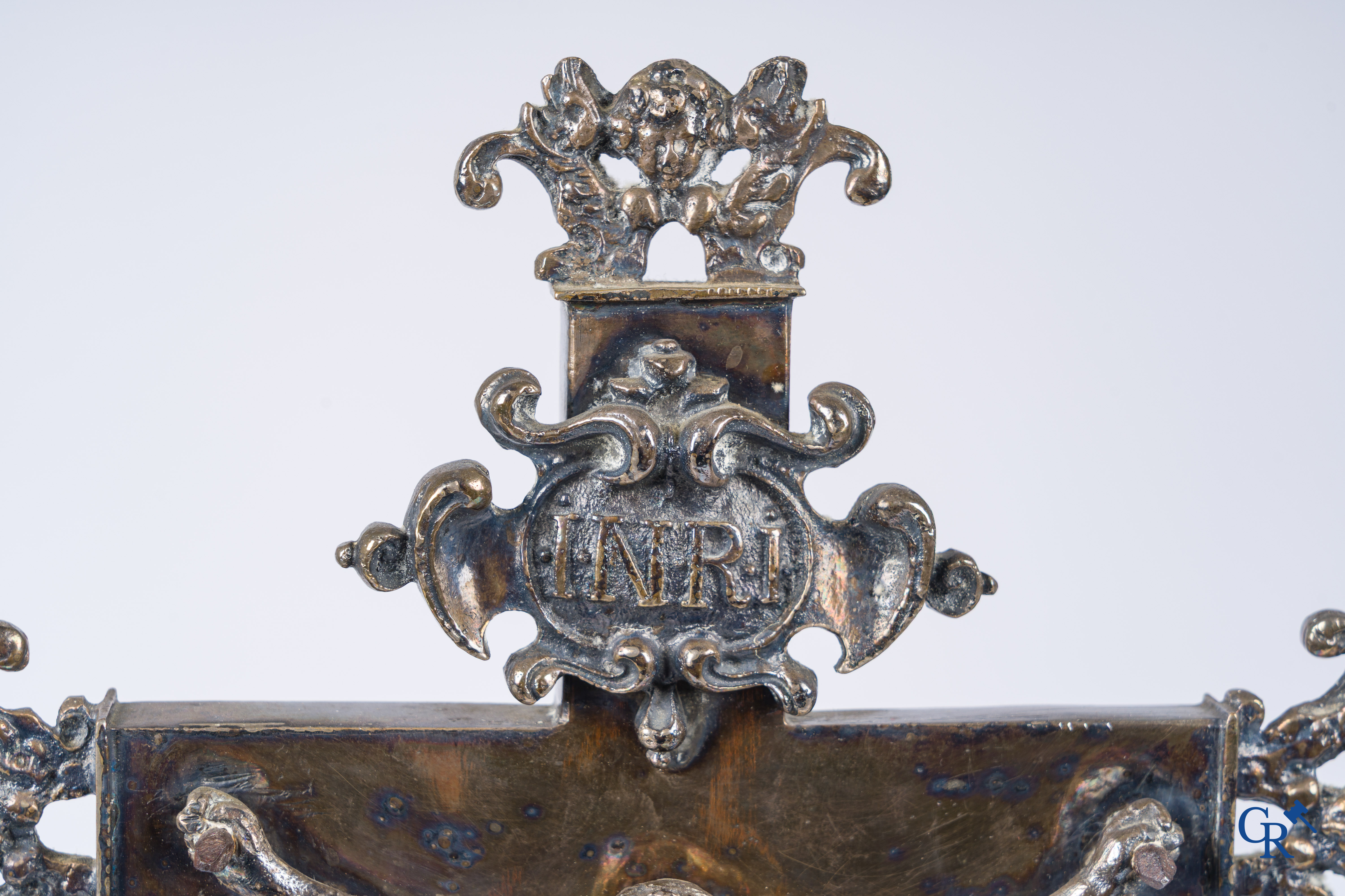 Religieuze objecten. Een groot verzilverd bronzen kruisbeeld. Barok, 17e-18e eeuw.