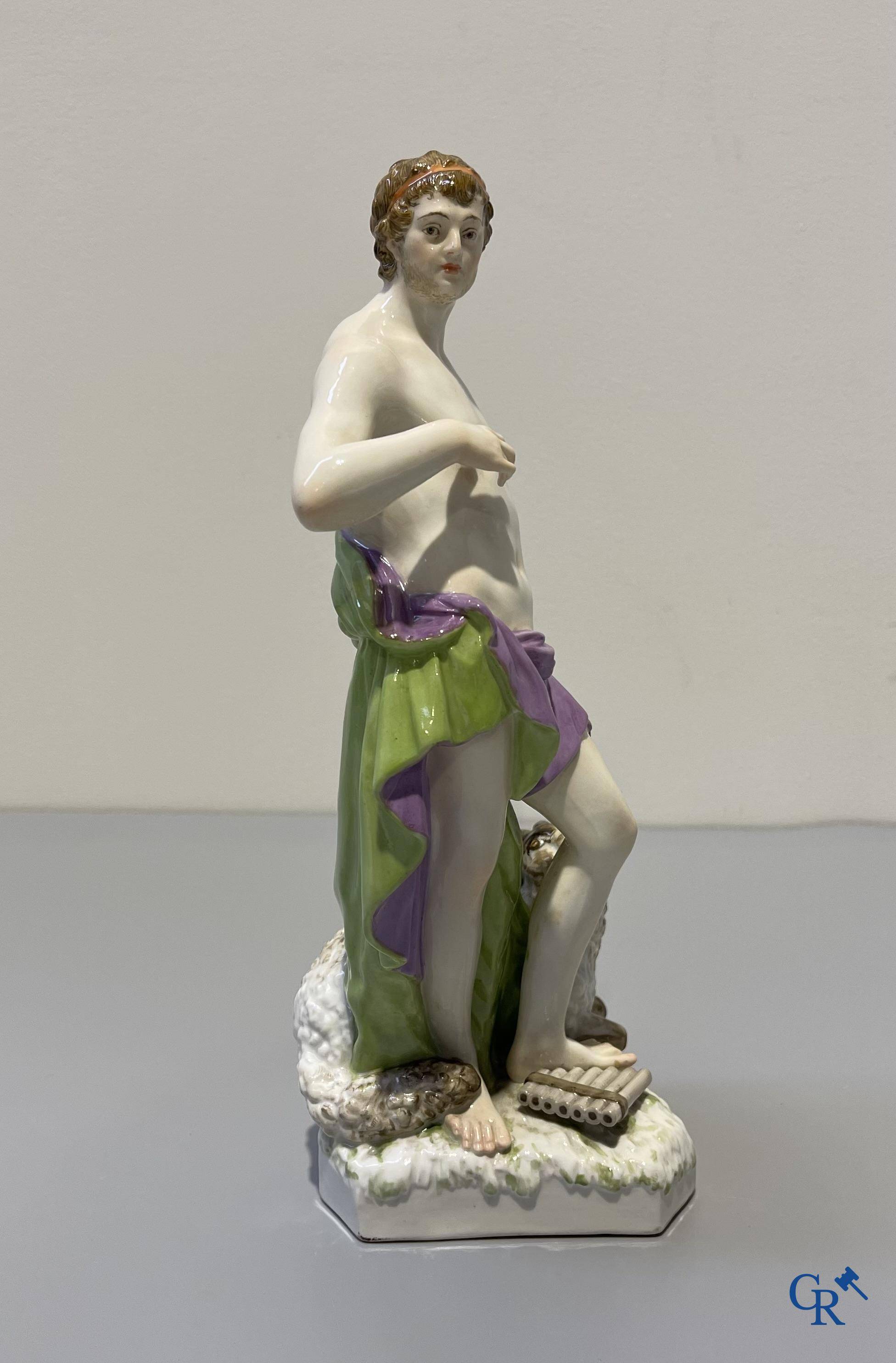 Porcelaine européenne, KPM-Berlin, représentation finement décorée d'un berger. Marqué. 19ème siècle.