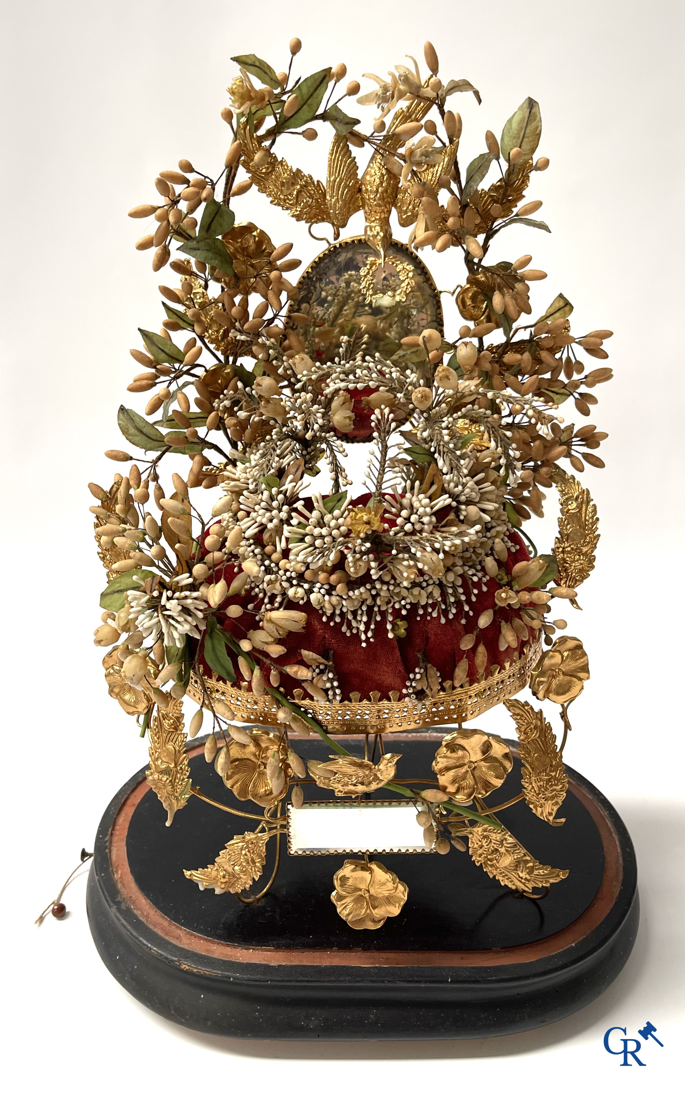 Music box. A globe with bridal bouquet with mirrors and ornaments in gold-plated brass. Built-in music mechanism.