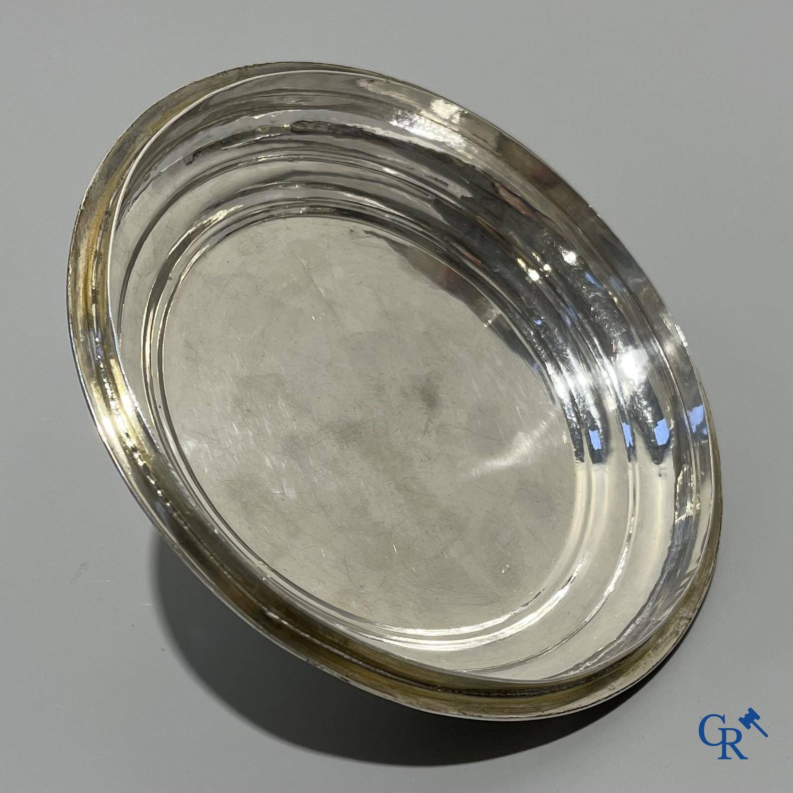 Ecuelle à bouillon couvert ronde en argent avec 2 poignées plates et couvercle légèrement incurvé. Bruxelles ou Namur, XVIIIème siècle.
