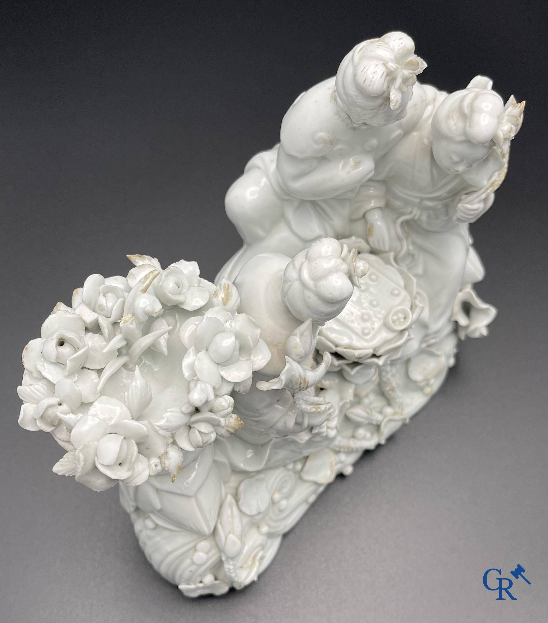 Porcelaine chinoise: Un lion bouddhiste et un groupe en blanc de Chine.