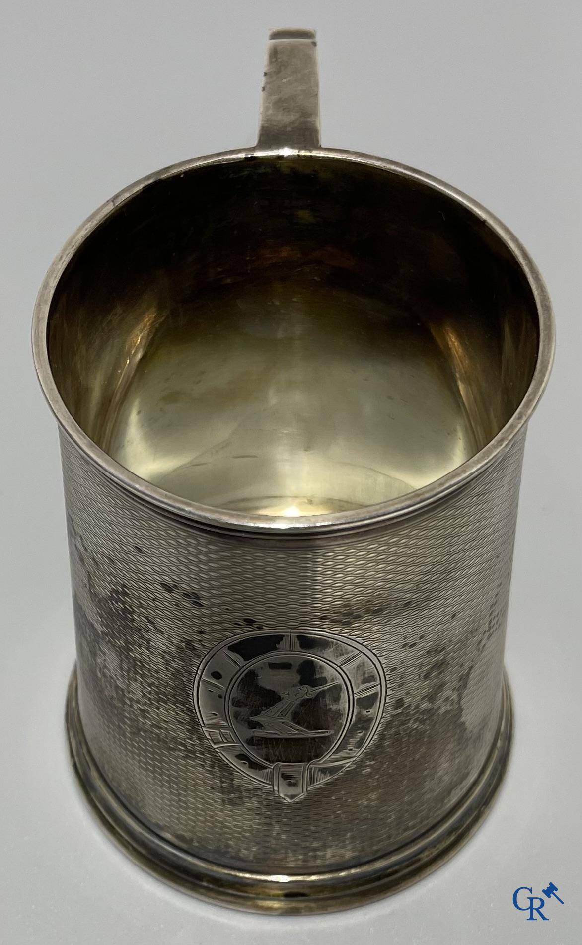 Une chope en argent avec fond en verre. XVIIIème-XIXème siècle. Aucune poinçon visible.