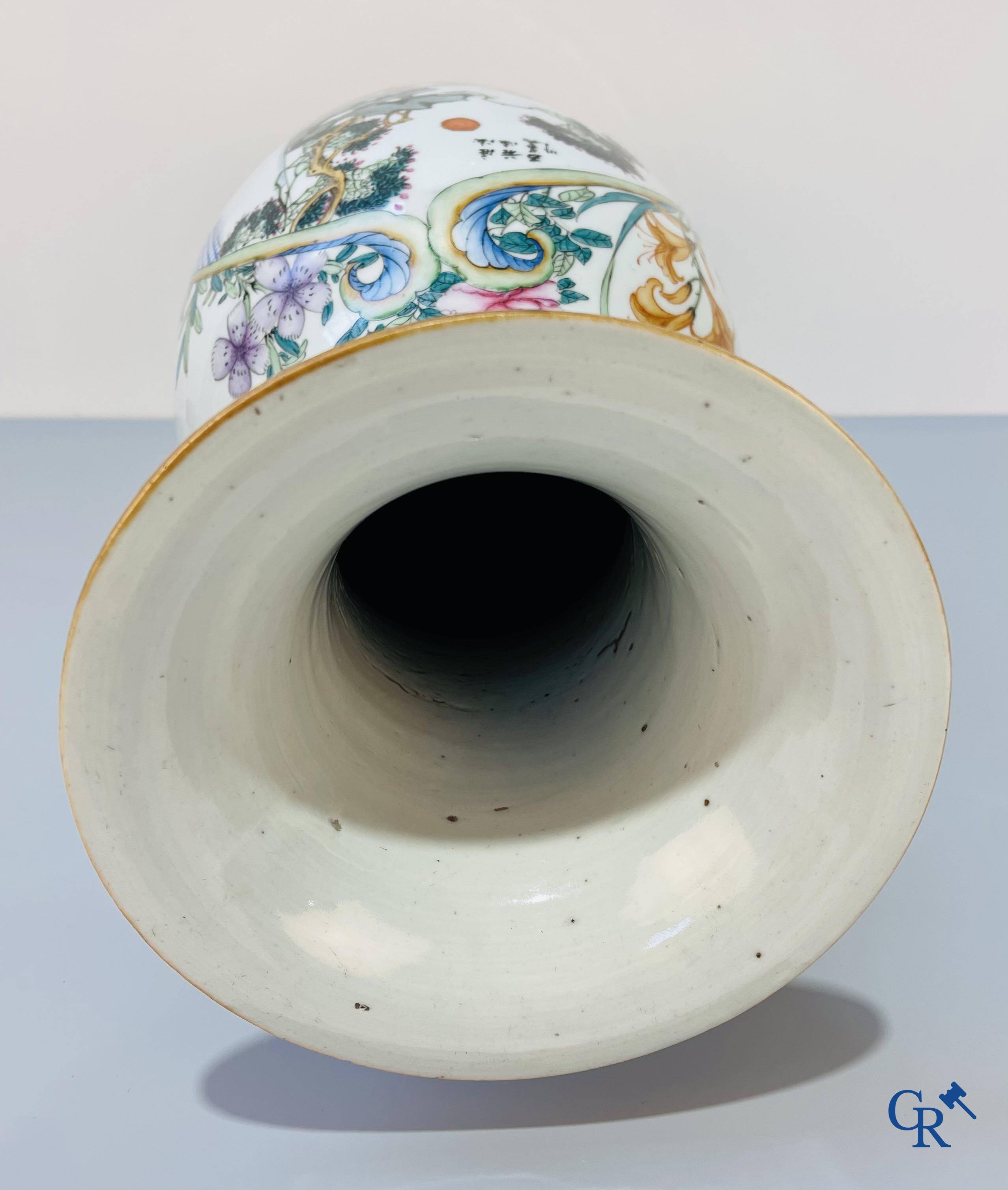 Art Asiatique, porcelaine chinoise, un vase chinois à double décor avec des sages. Période République.