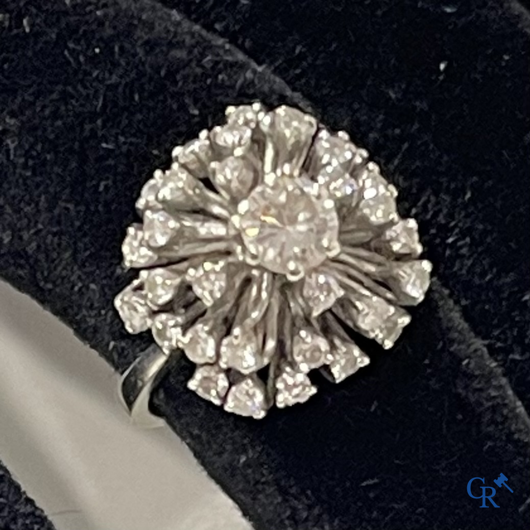 Jewellery, a ring in white gold 750°/00 set with a central brilliant and several small diamonds.