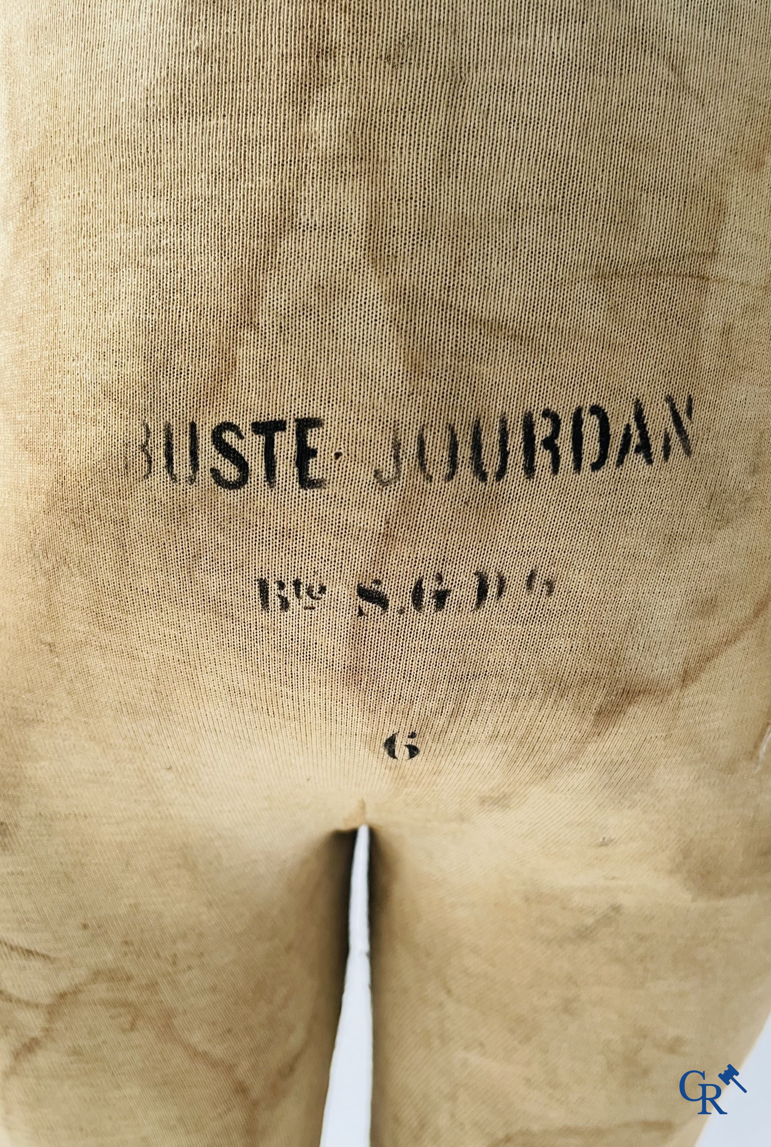 François Gauthier en Buste Jourdan, een mannequinpop in de stijl van Stockman met porseleinen hoofd. Circa 1900.