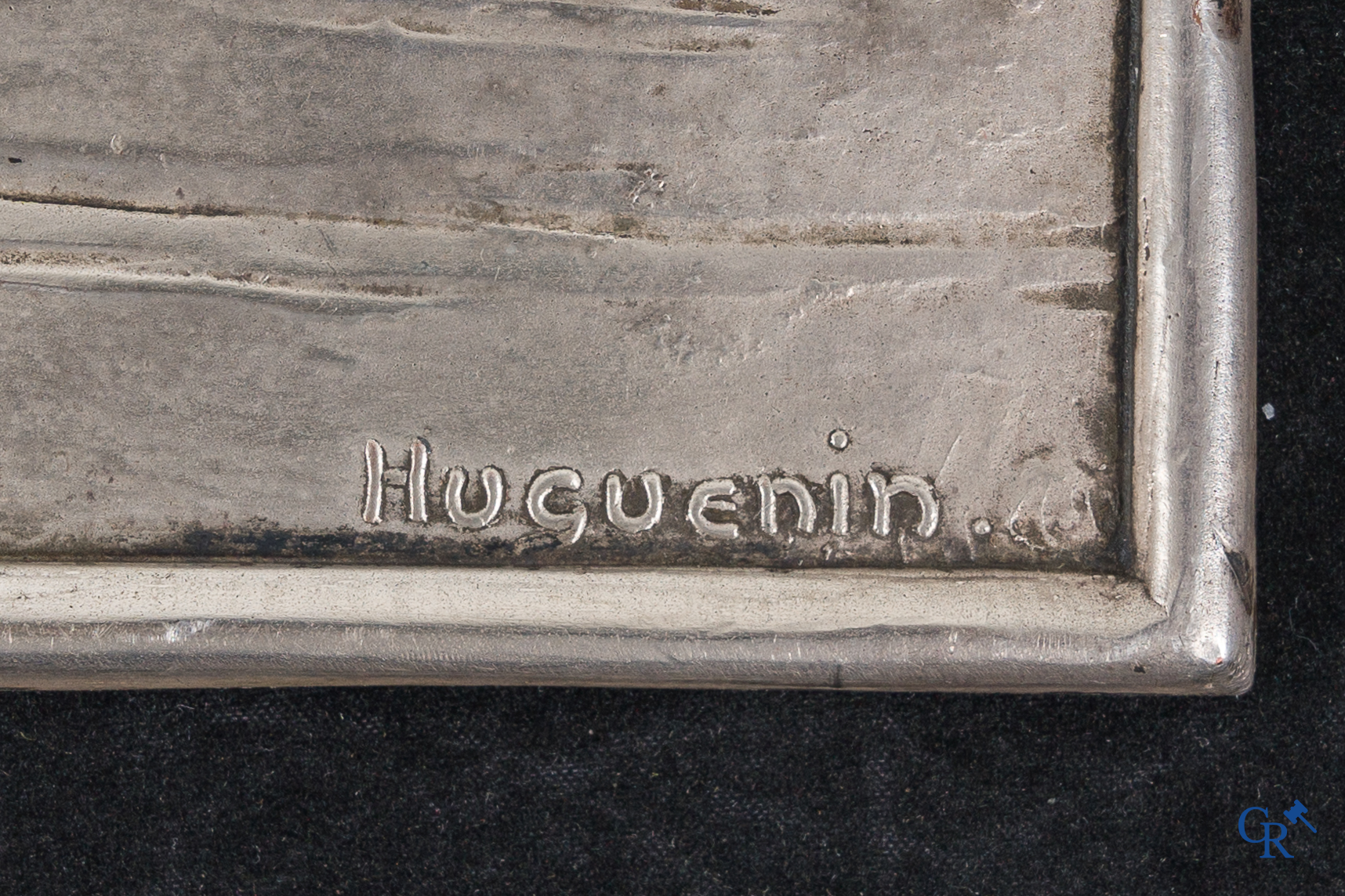 Automobilia, Huguenin Frères, Le Locle Zwitserland "En plein Vitesse" Bas-reliëf in verzilverd brons. Circa 1925.