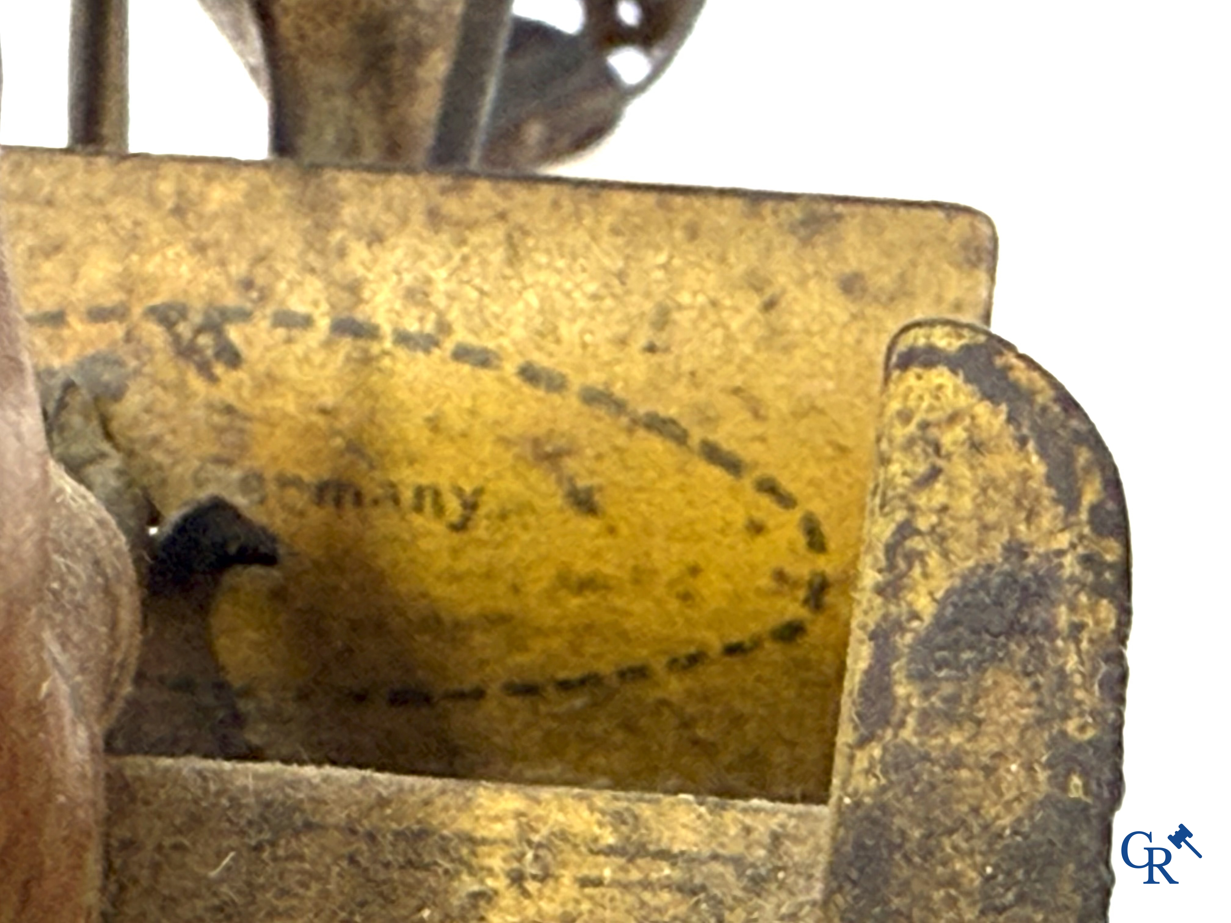 Old toys, 2 carriages with horse in painted tin. Germany (Märklin?) and France. Circa 1910.