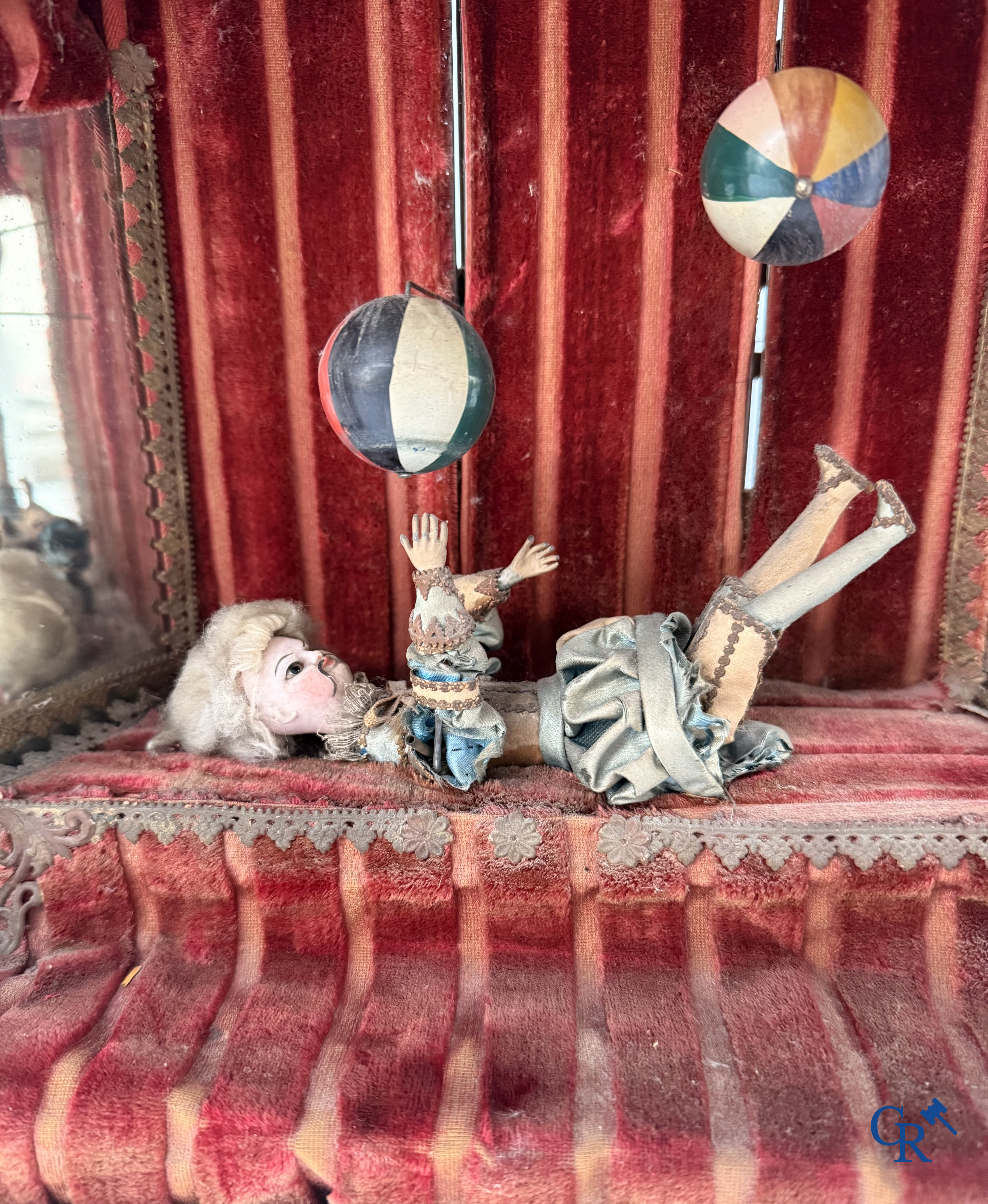 Phalibois, zeldzaam mechanisch geanimeerd diorama met jonglerende acrobaat. Frankrijk circa 1875.