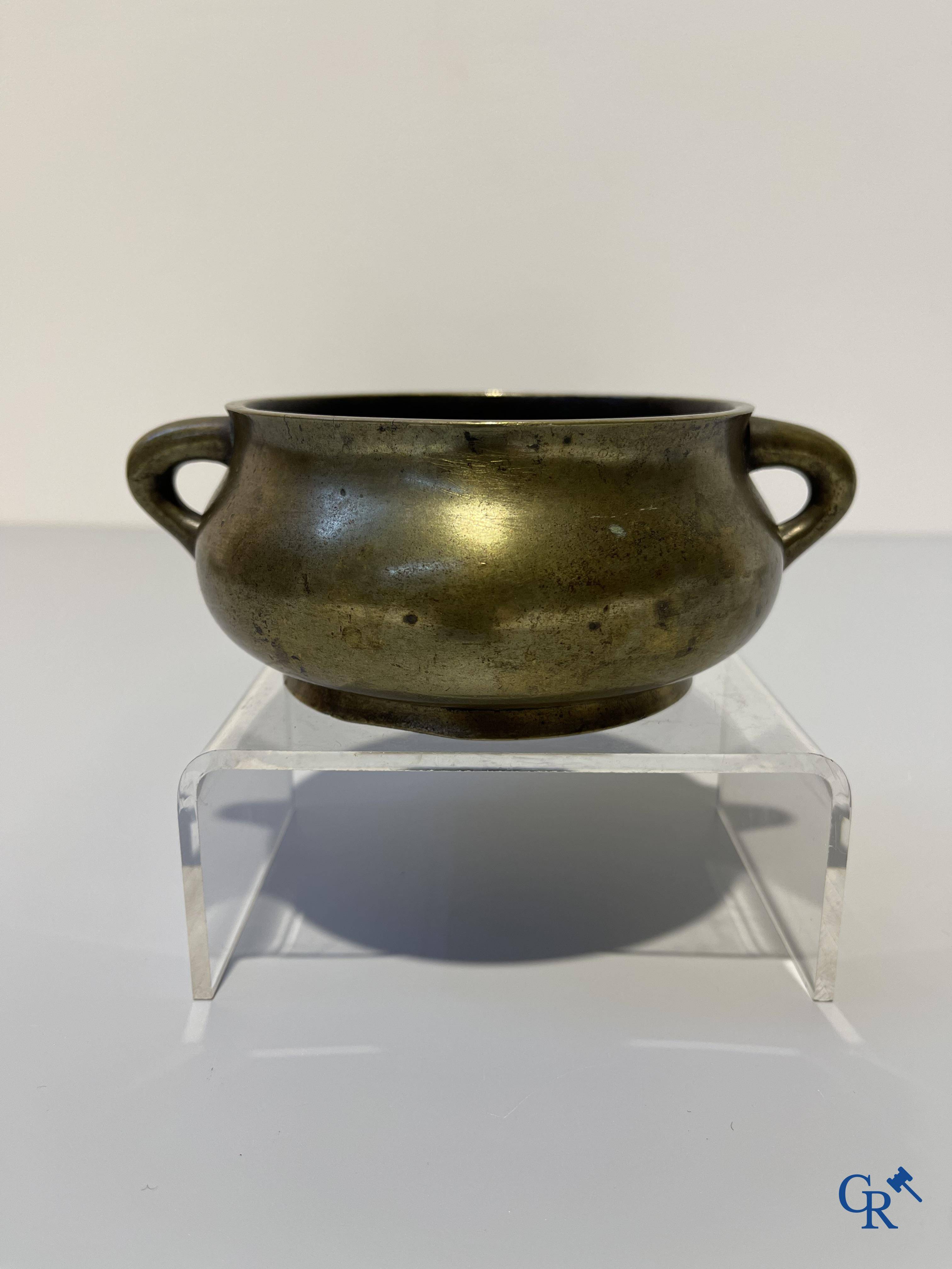 Aziatica, een Chinese bronzen wierookbrander. Chóngzhēn Dīngchǒu nián zhì 崇禎丁丑年製 mark, gedateerd 1637.