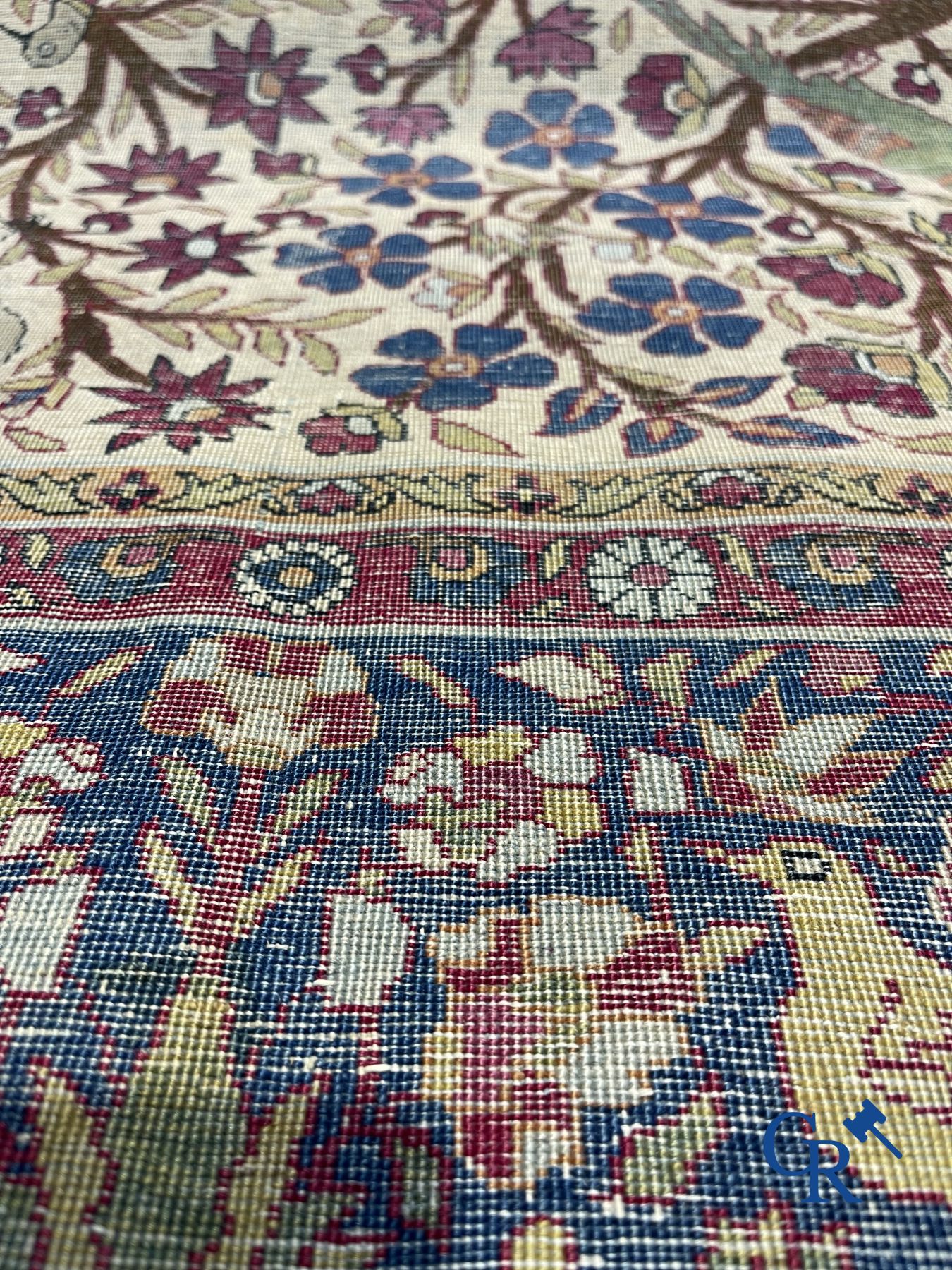 Tapis: Tapis ancien avec un décor d'animaux et d'oiseaux dans la forêt.