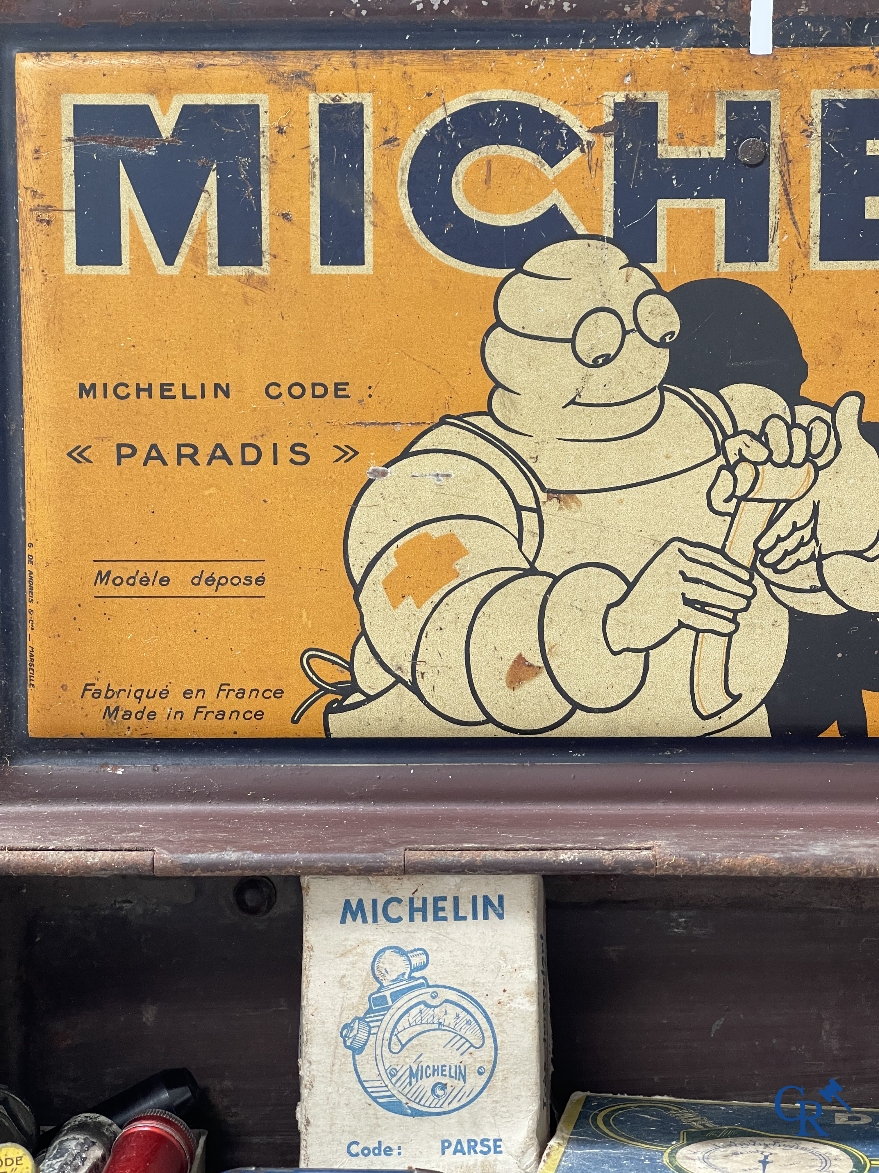 Michelin, een groot lot reclame objecten en meetinstrumenten voor Michelin banden.