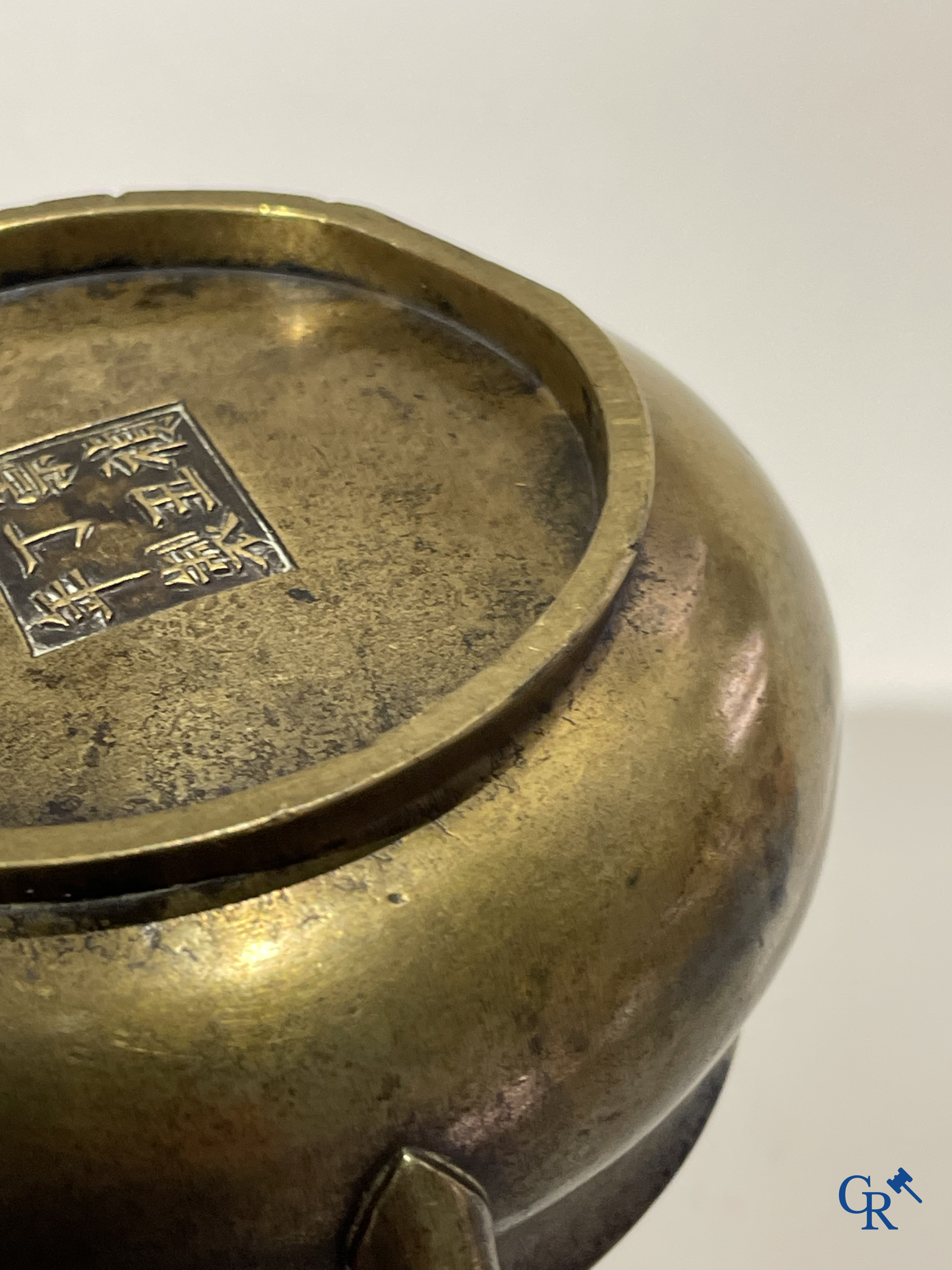 Aziatica, een Chinese bronzen wierookbrander. Chóngzhēn Dīngchǒu nián zhì 崇禎丁丑年製 mark, gedateerd 1637.