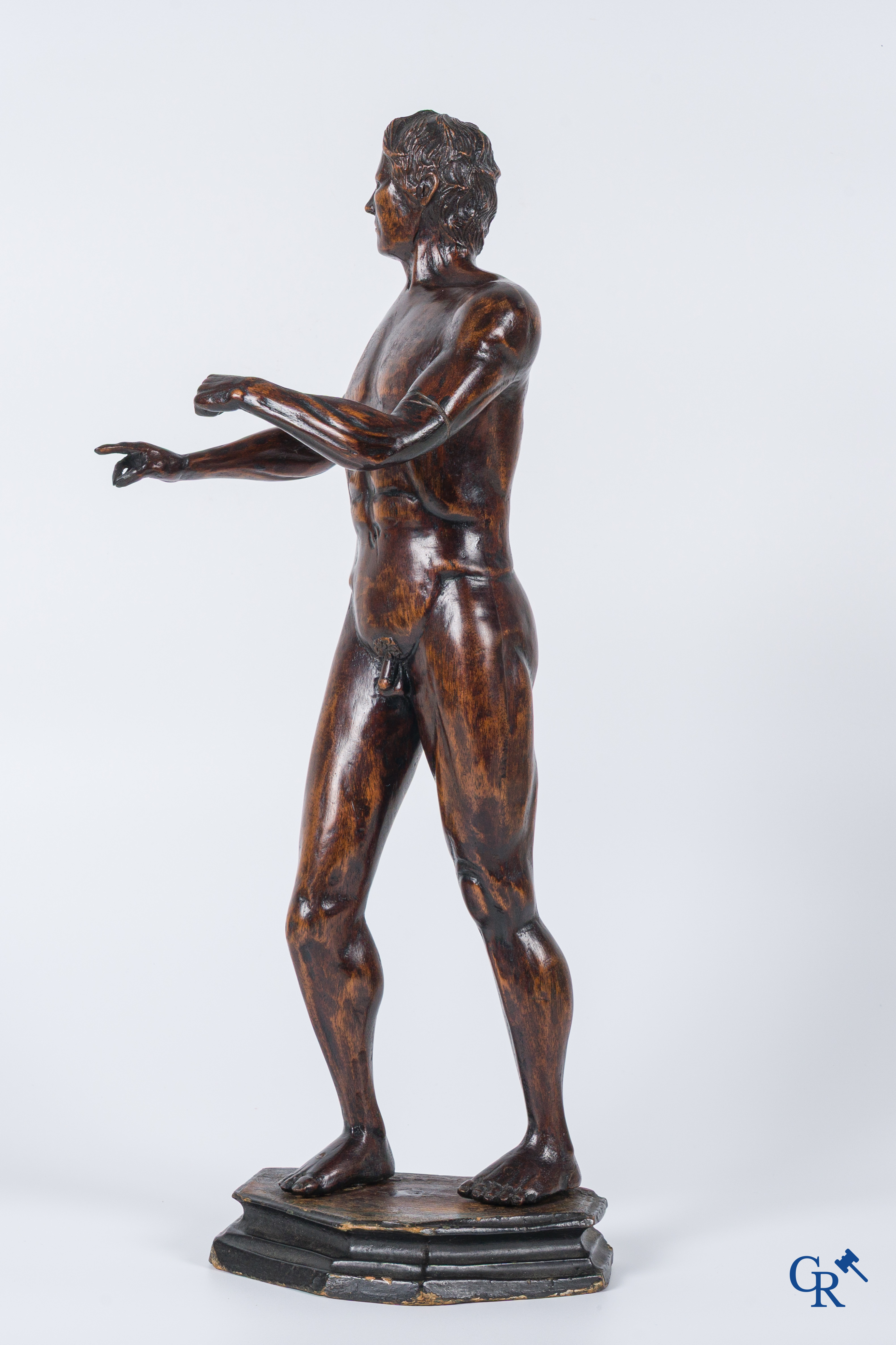 Een houten gesculpteerd model van een staande man. Duitsland of Italië, 18e-19de eeuw.