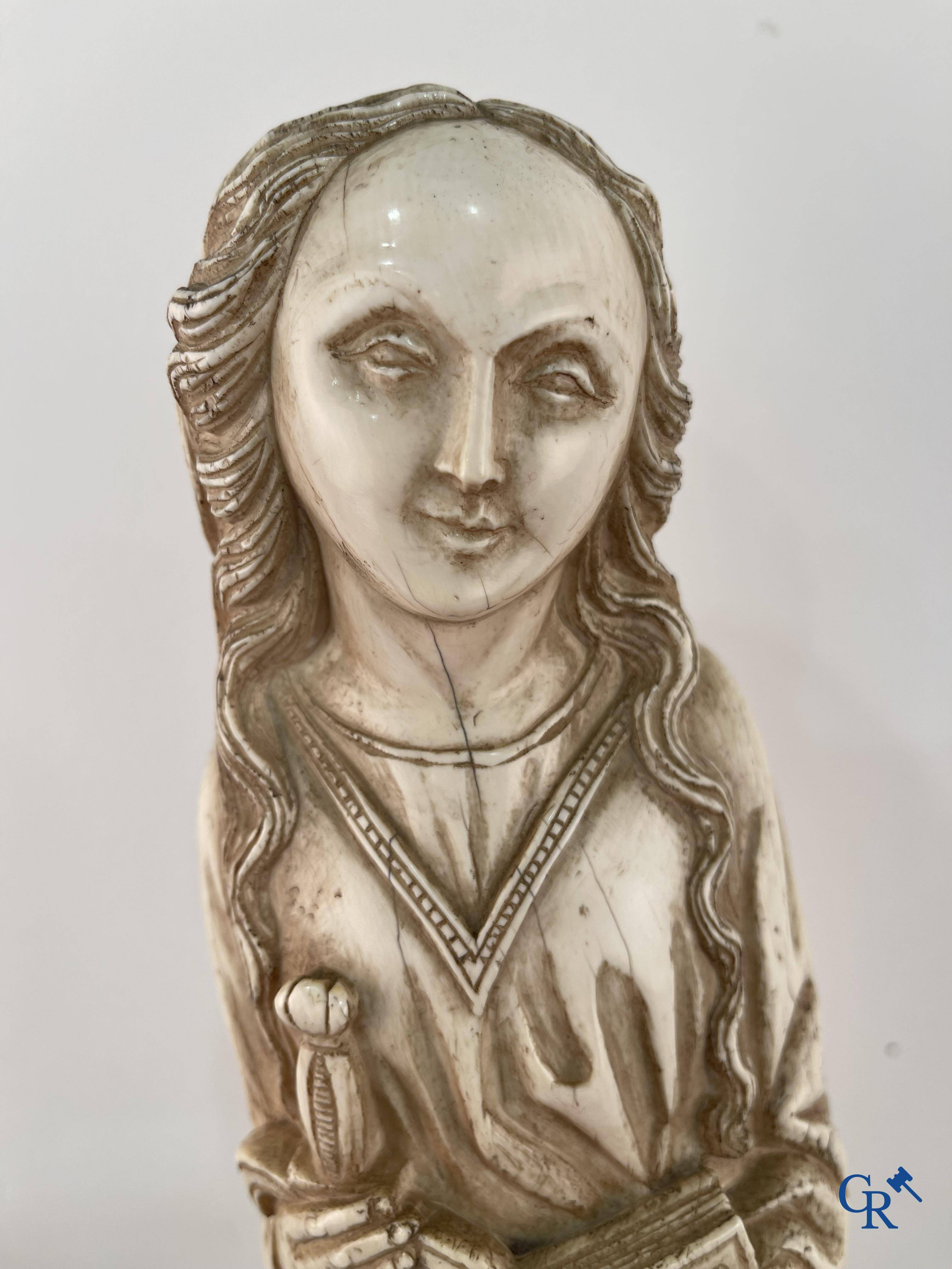 Représentation en ivoire de Sainte Catherine avec l'empereur Maxence sur un piédestal néo-gothique en bois. 