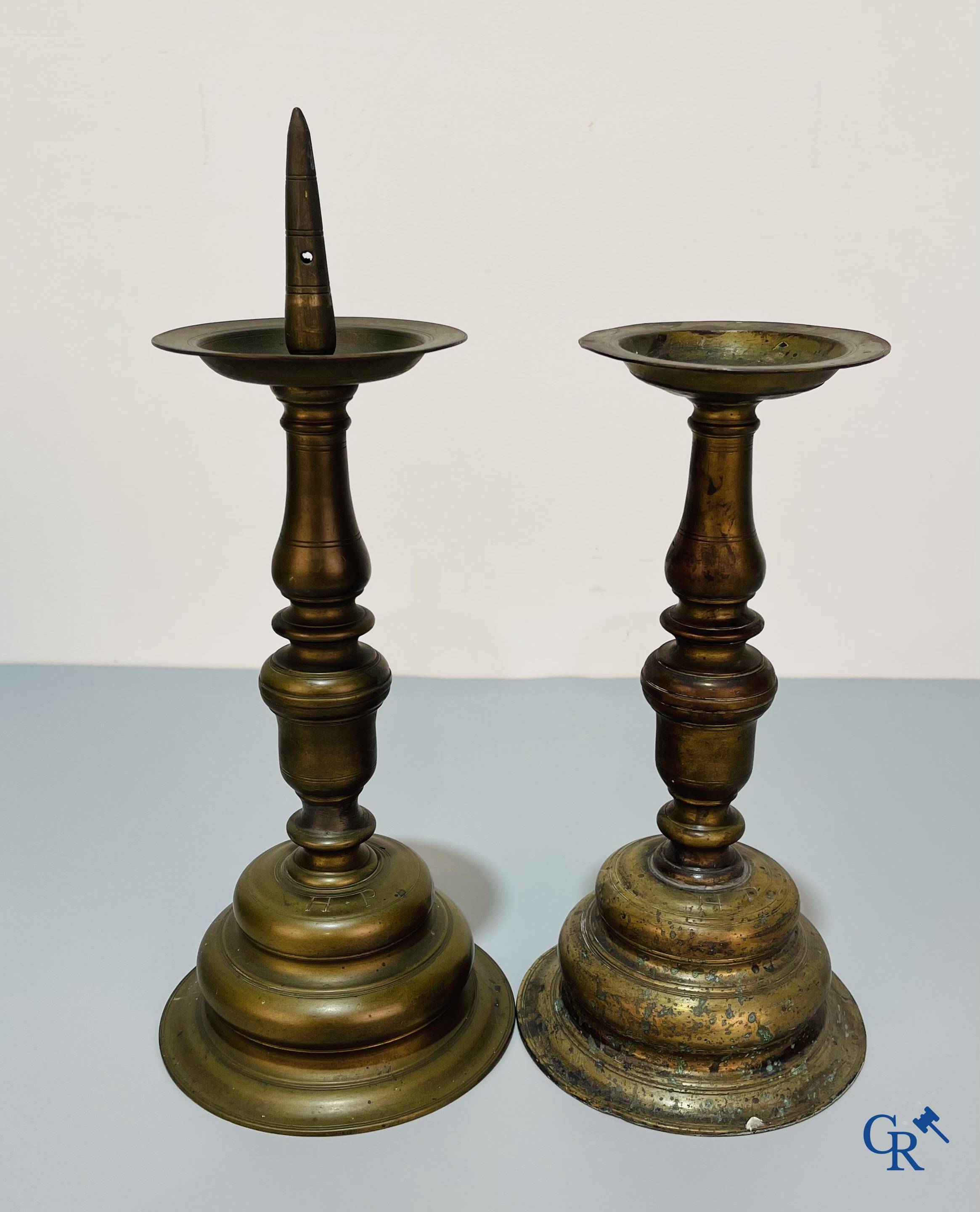 Un lot avec plusieurs chandeliers en bronze. 17ème/18ème/19ème siècle.