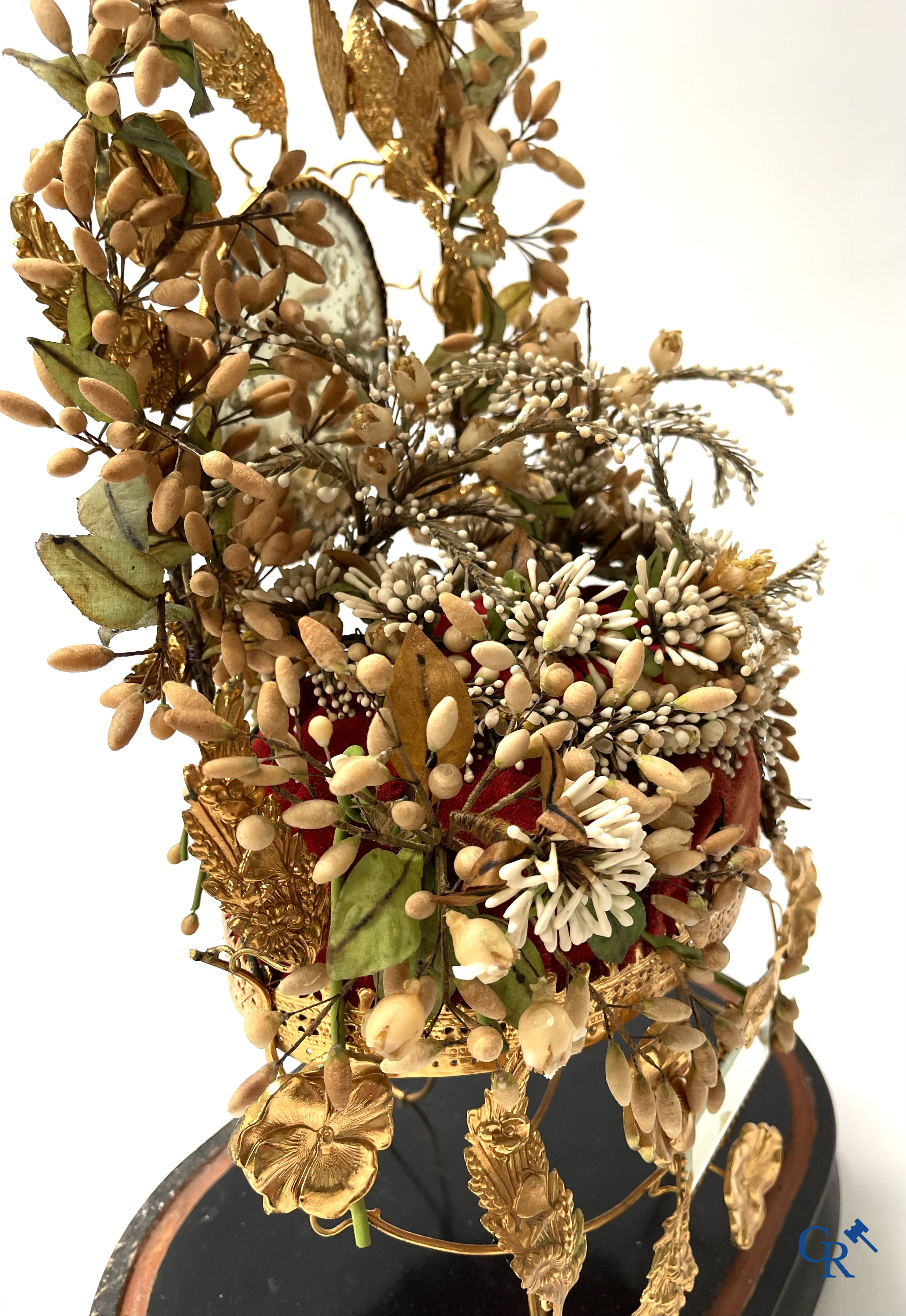 Music box. A globe with bridal bouquet with mirrors and ornaments in gold-plated brass. Built-in music mechanism.