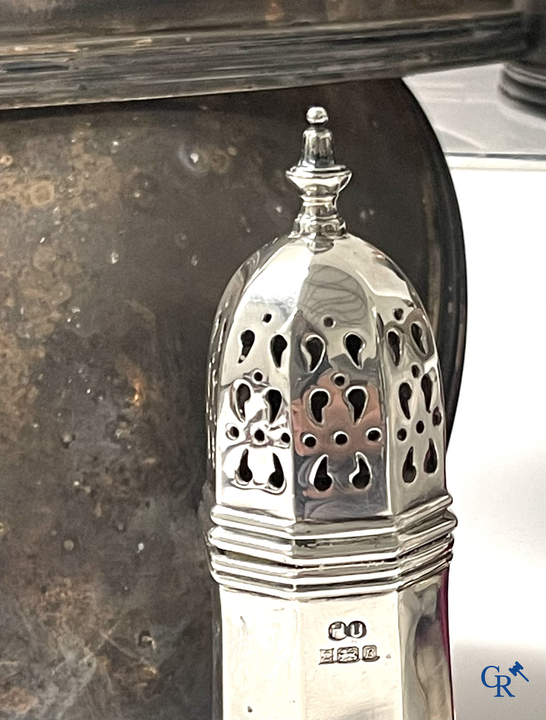 Een reeks van 10 verzilverde bordklokken, een karaf met zilver montuur, zilveren servietringen, een strooibus, enz.