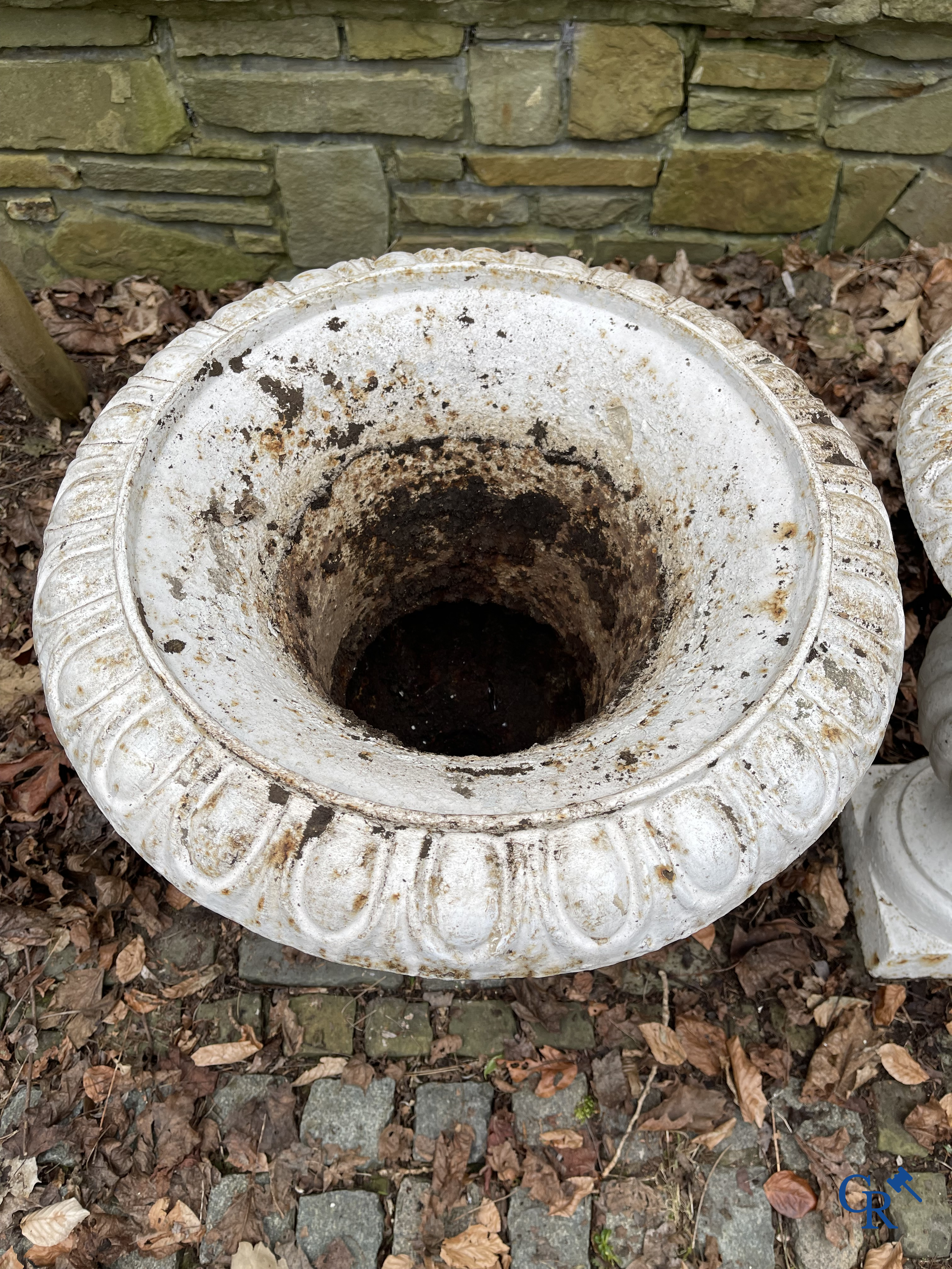 Tuindecoratie: Een paar grote gietijzeren Medici tuinvazen. Eind 19e eeuw.